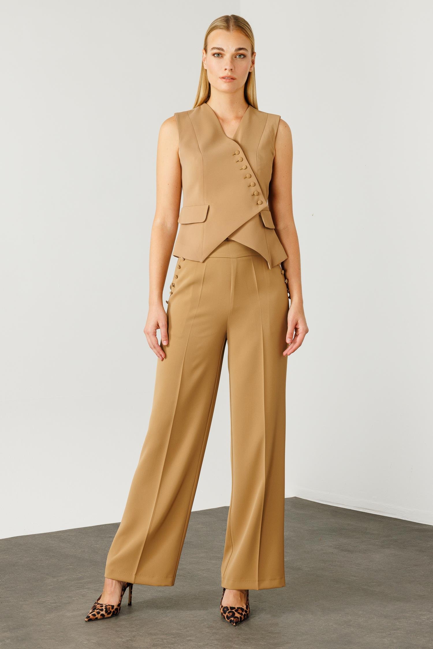 Modailgi  Kruvaze Kapamalı Düğme Detaylı Kısa Yelek Camel