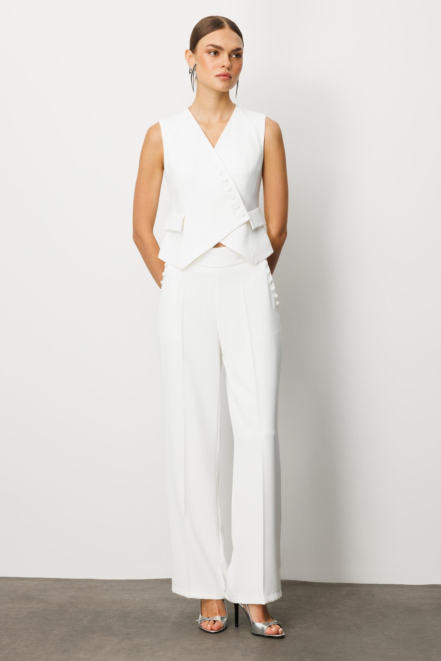 Modailgi  Kruvaze Kapamalı Düğme Detaylı Kısa Yelek Ekru