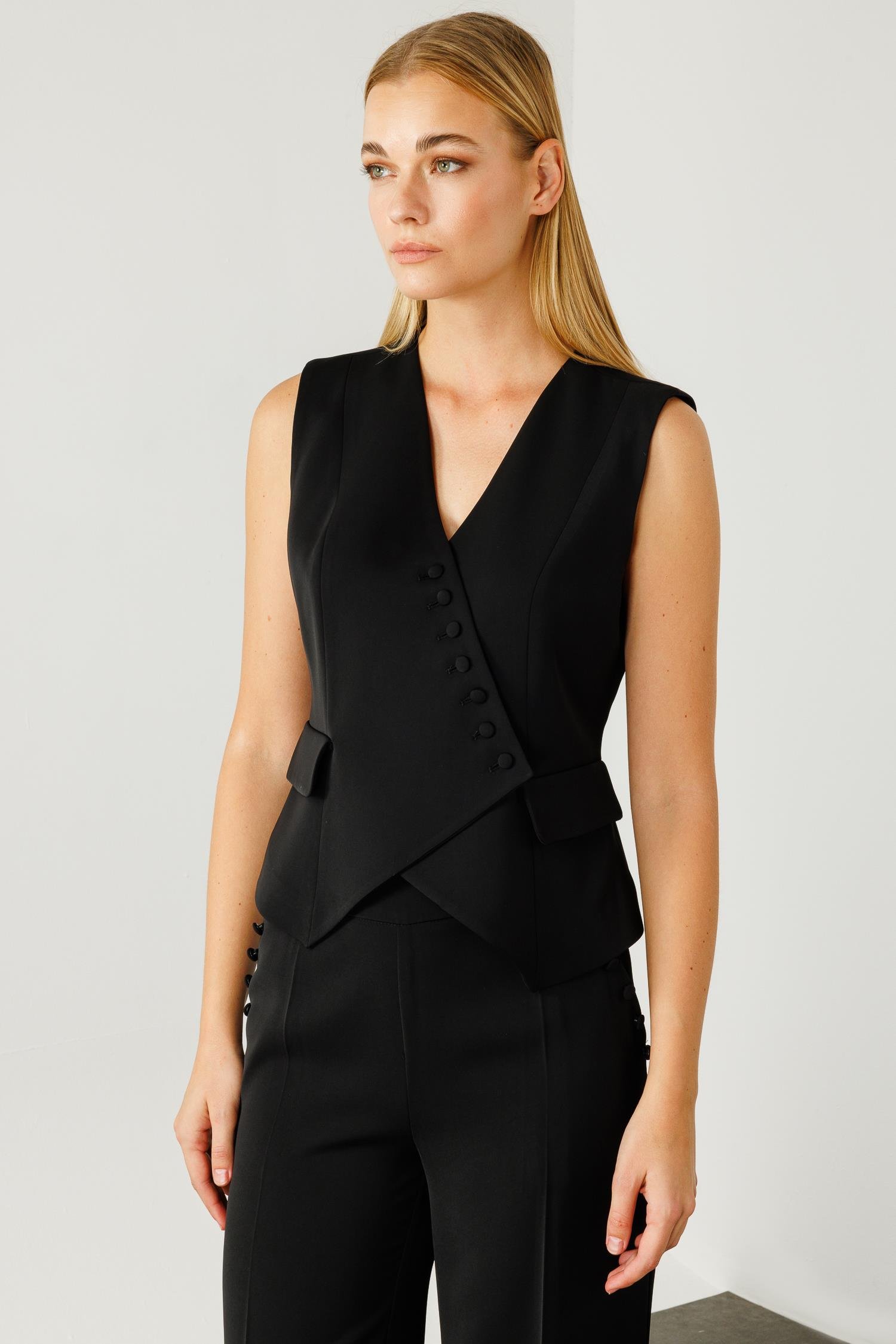 Modailgi  Kruvaze Kapamalı Düğme Detaylı Kısa Yelek Siyah