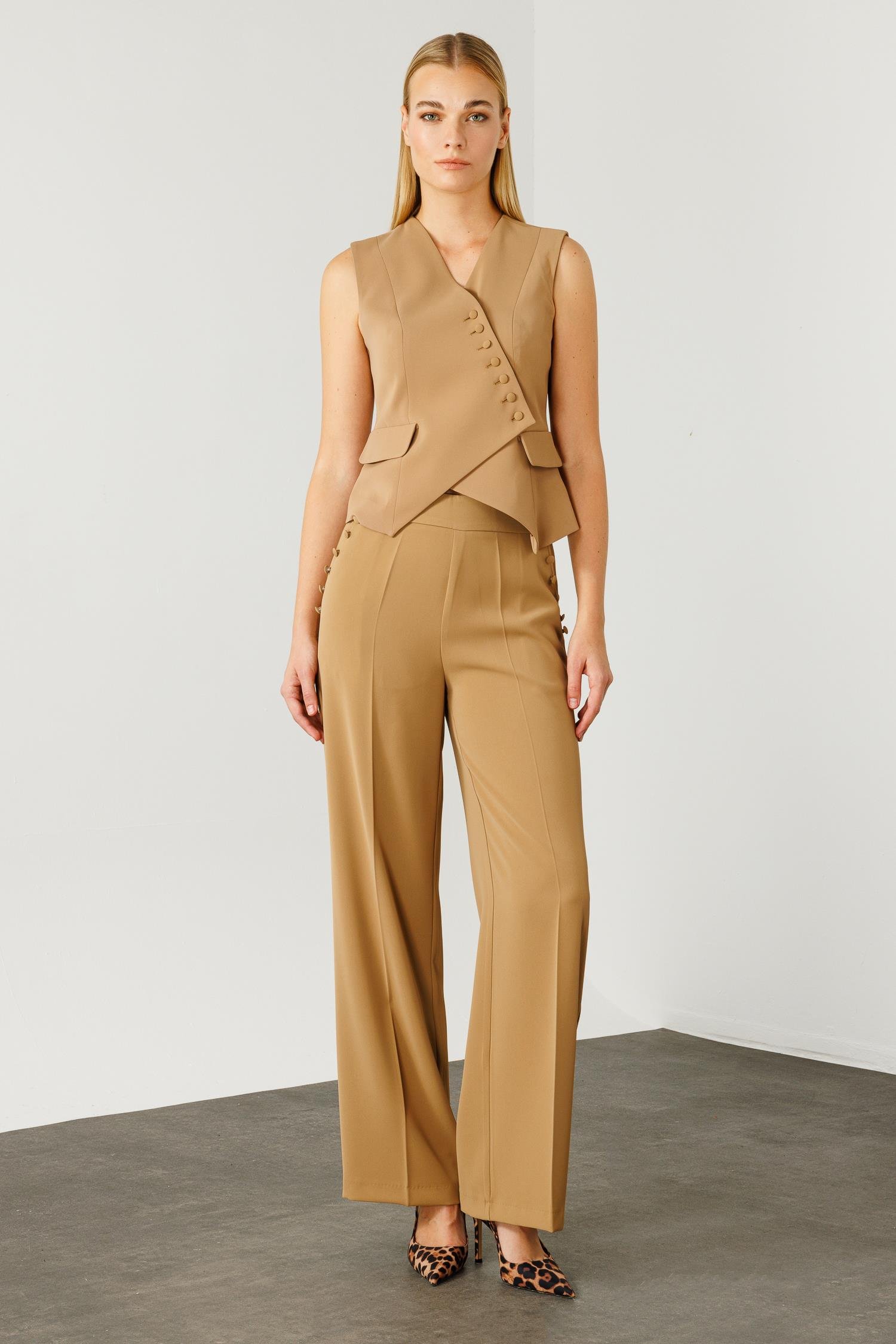 Modailgi  Kruvaze Kapamalı Düğme Detaylı Kısa Yelek Camel