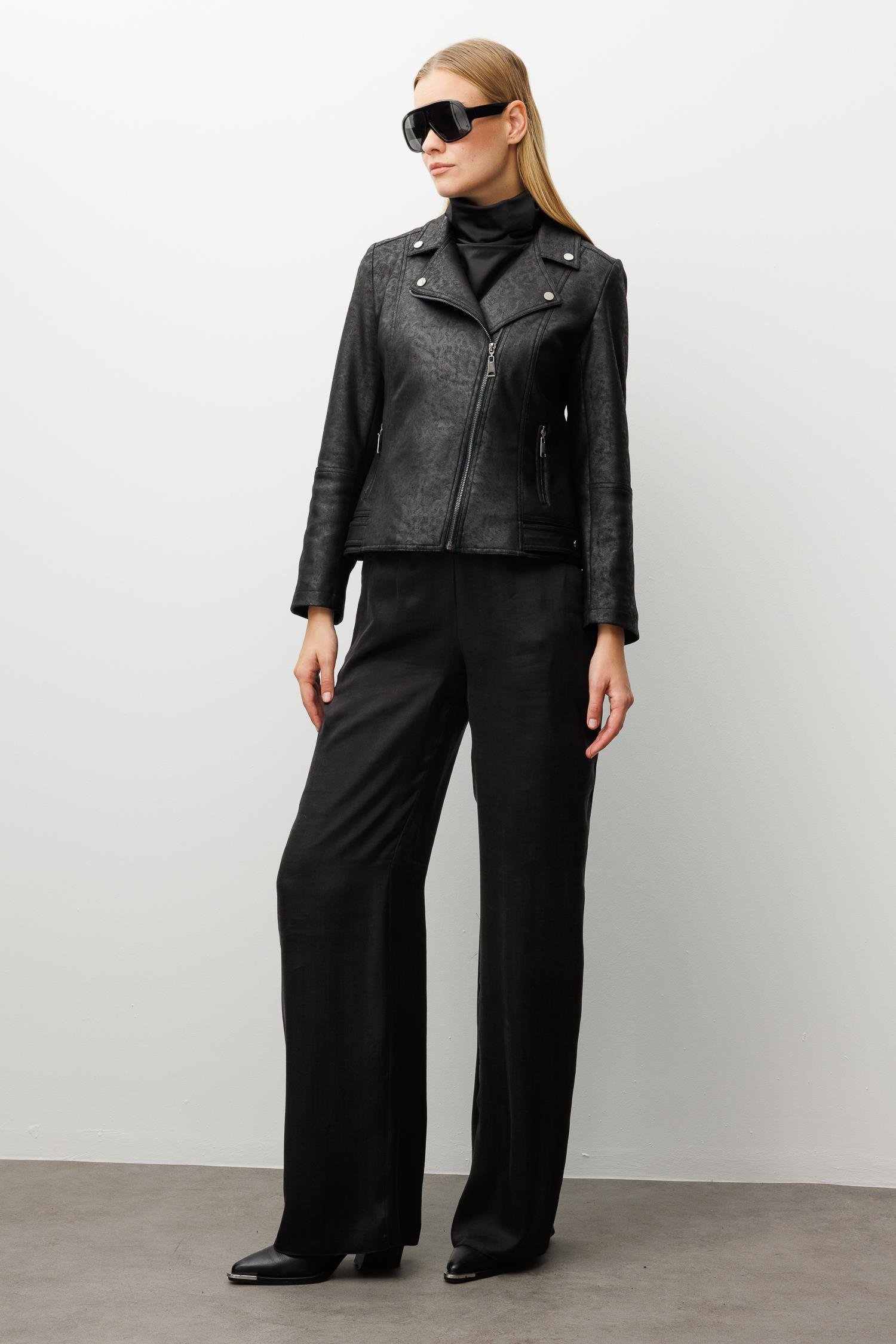 Modailgi  Kruvaze Kapamalı Fermuarlı Spor Dikişli Ve Kesikli Kısa Mont Ceket Siyah