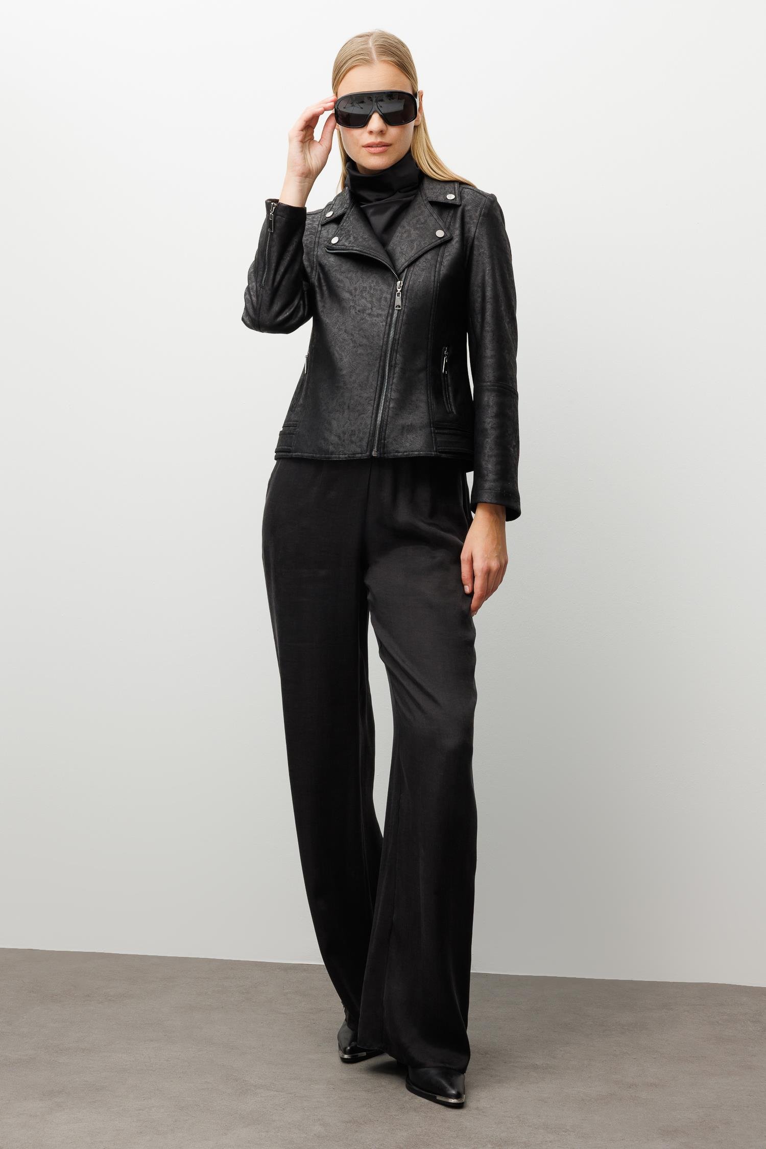 Modailgi  Kruvaze Kapamalı Fermuarlı Spor Dikişli Ve Kesikli Kısa Mont Ceket Siyah