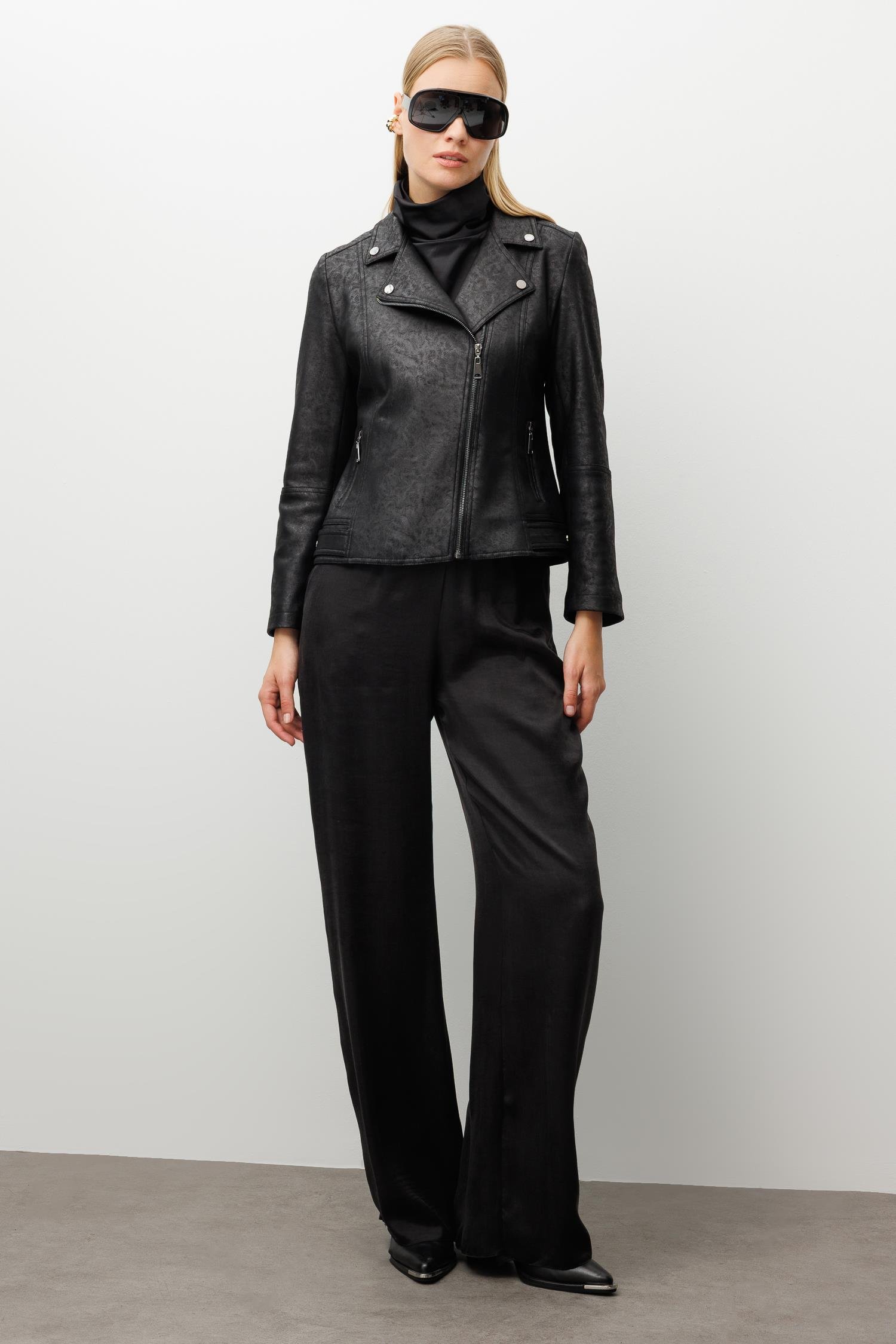 Modailgi  Kruvaze Kapamalı Fermuarlı Spor Dikişli Ve Kesikli Kısa Mont Ceket Siyah