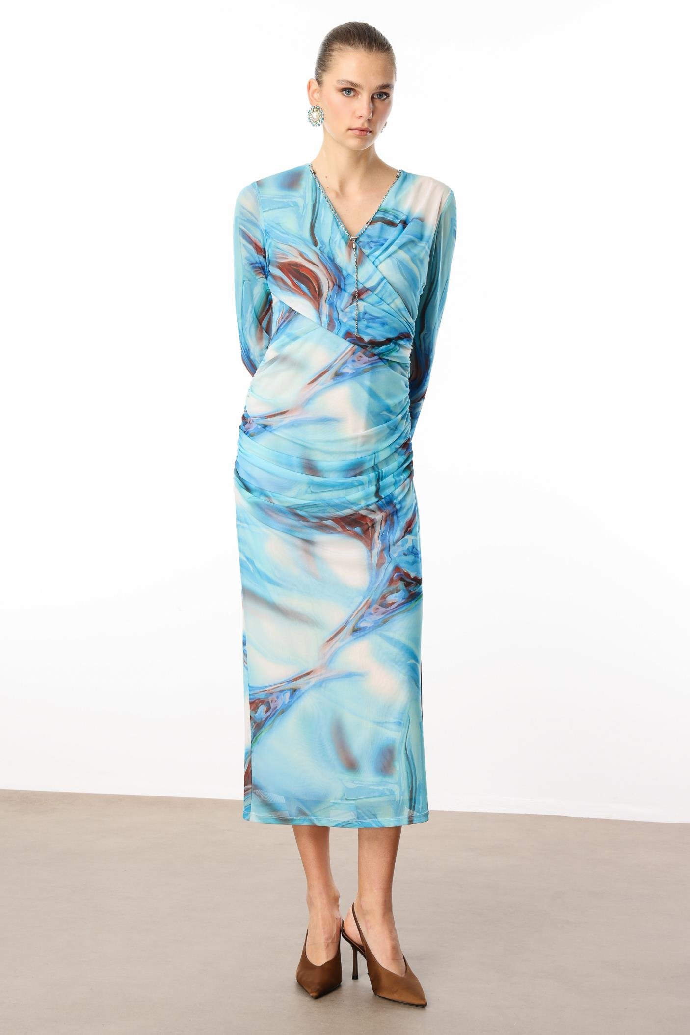 Modailgi  Kruvaze Yakalı Zincir Aksesuarlı Büzgülü Uzun Tül Elbise Mavi