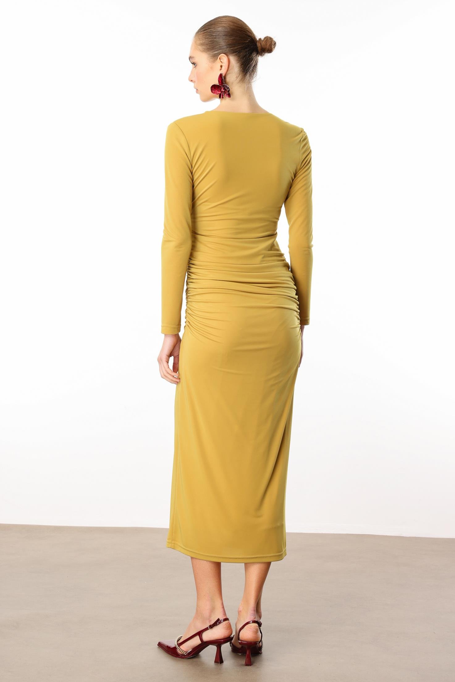 Modailgi  Kruvaze Yakalı Zincir Aksesuarlı Büzgülü Uzun Elbise Safran