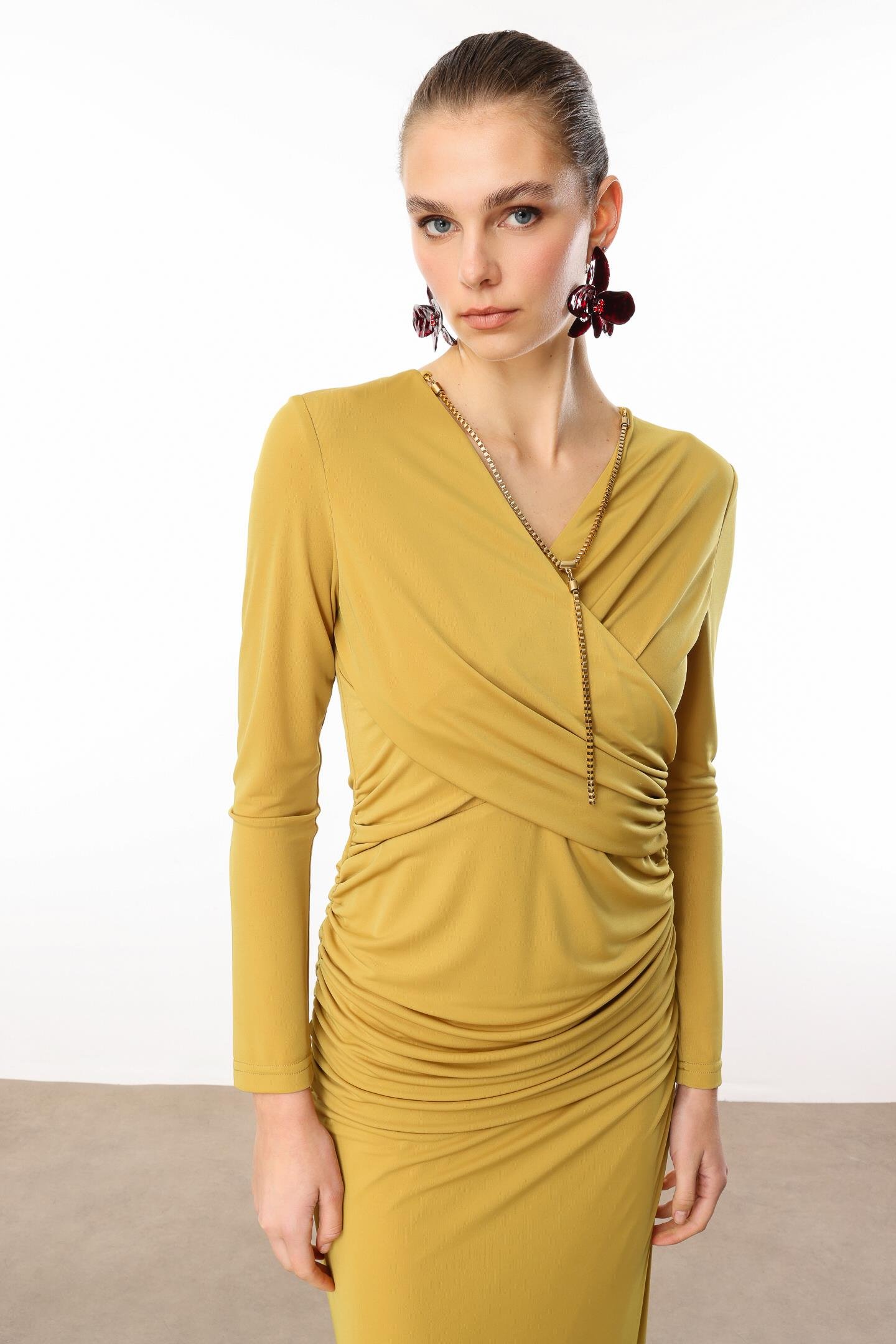 Modailgi  Kruvaze Yakalı Zincir Aksesuarlı Büzgülü Uzun Elbise Safran