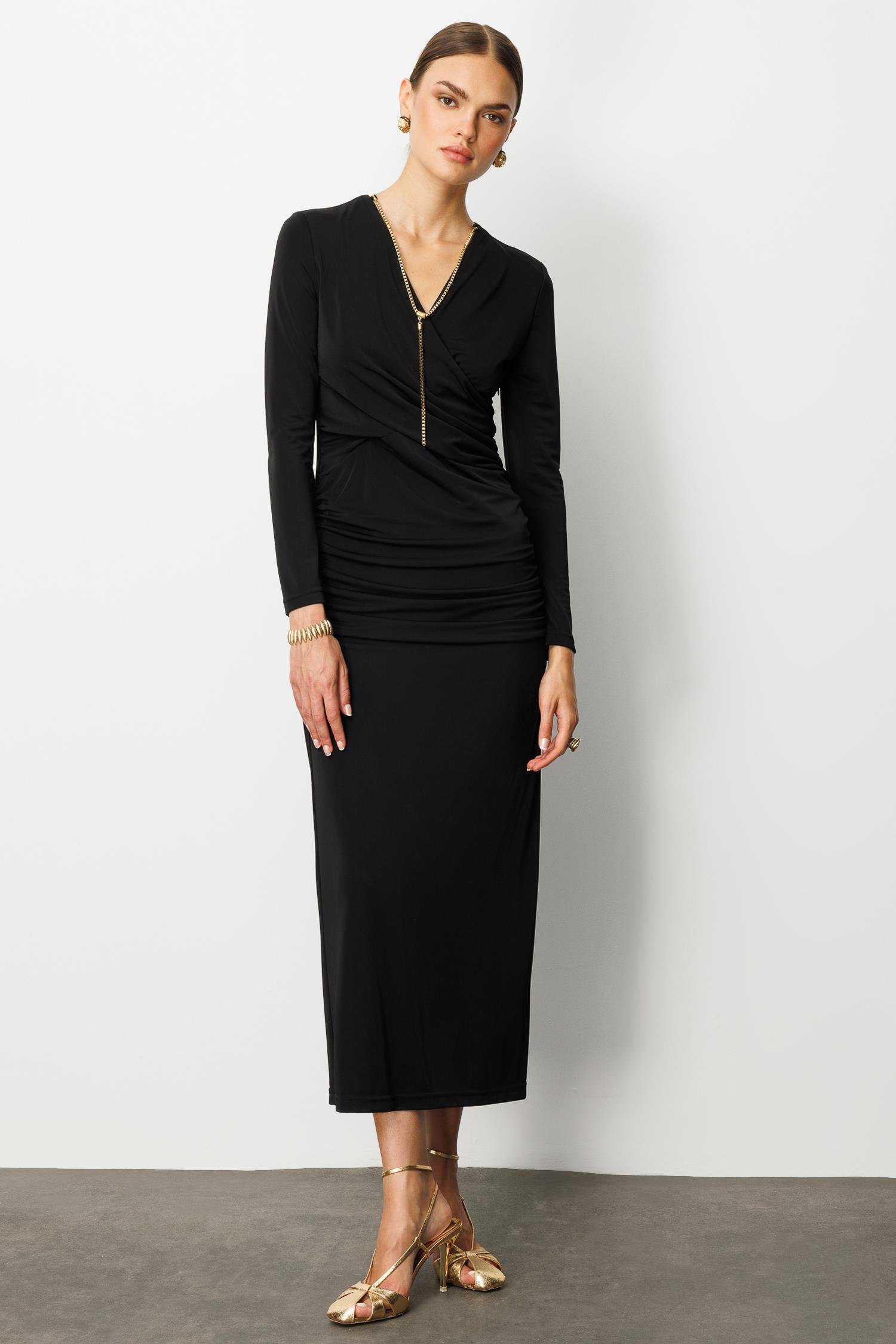 Modailgi  Kruvaze Yakalı Zincir Aksesuarlı Büzgülü Uzun Elbise Siyah