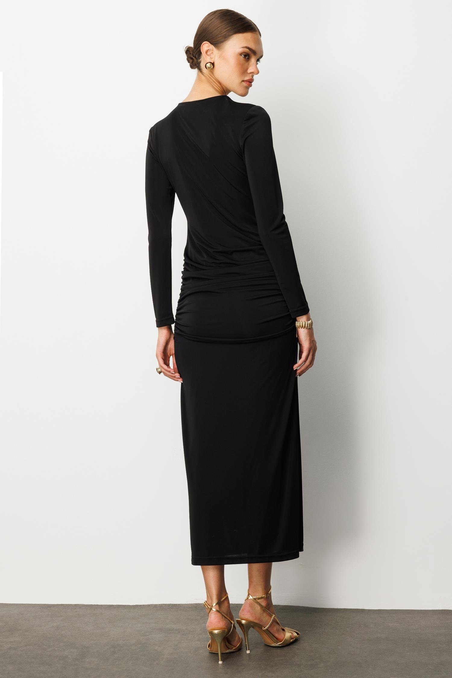 Modailgi  Kruvaze Yakalı Zincir Aksesuarlı Büzgülü Uzun Elbise Siyah