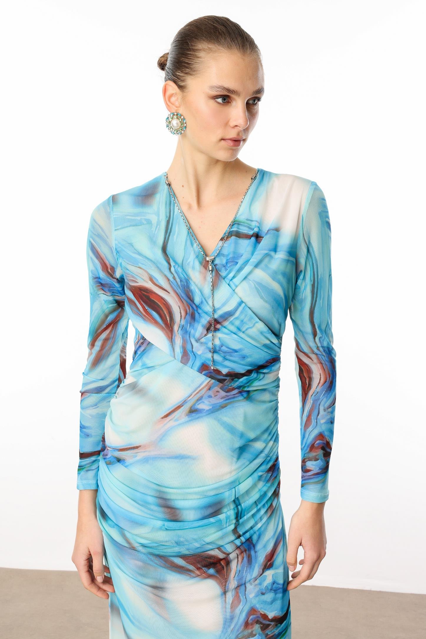 Modailgi  Kruvaze Yakalı Zincir Aksesuarlı Büzgülü Uzun Tül Elbise Mavi