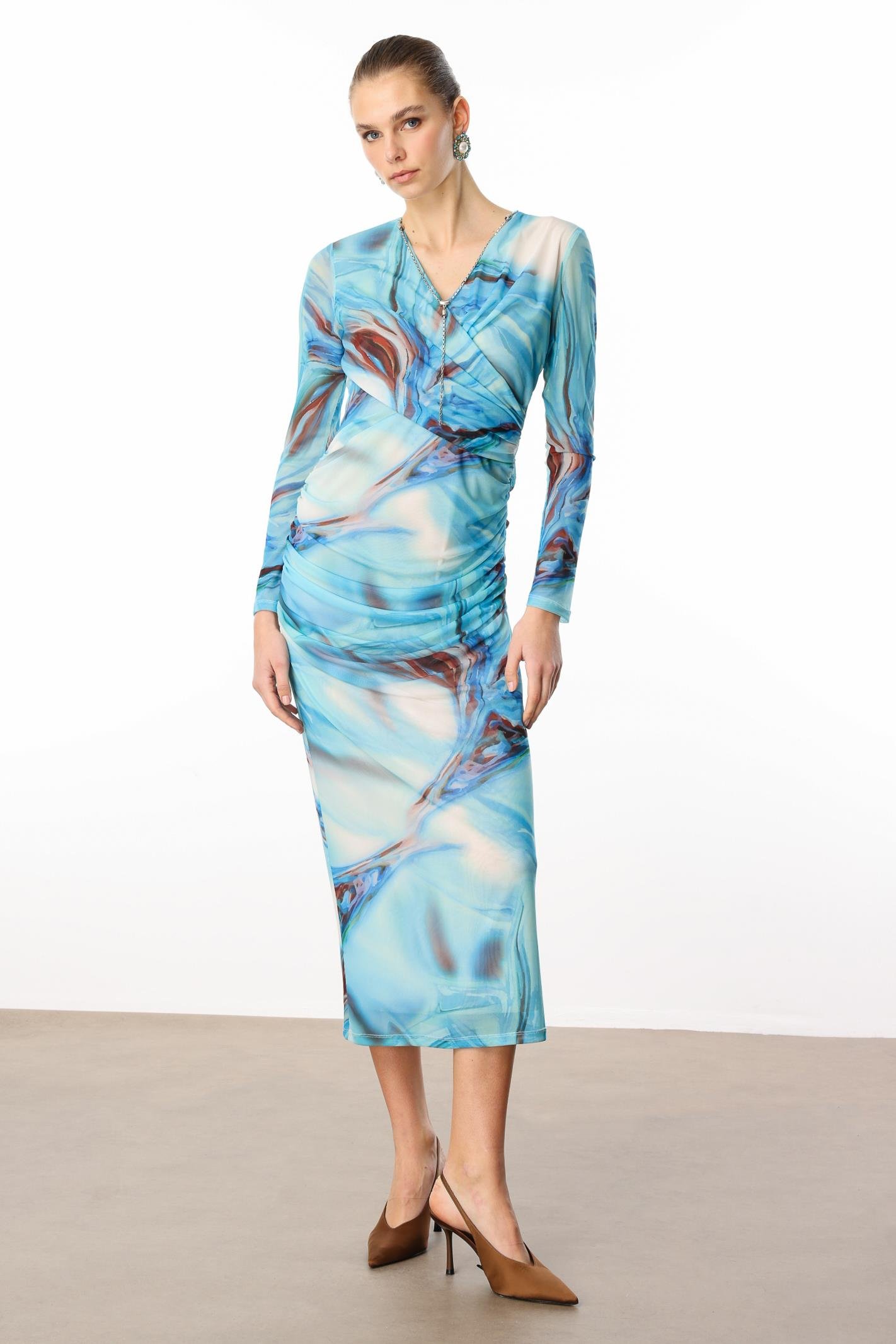 Modailgi  Kruvaze Yakalı Zincir Aksesuarlı Büzgülü Uzun Tül Elbise Mavi