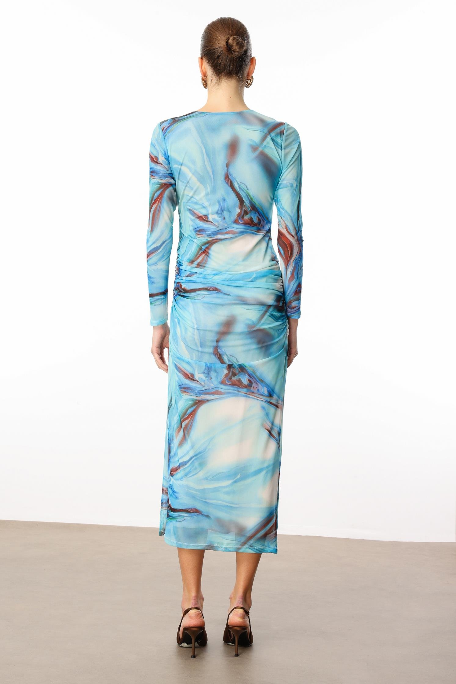 Modailgi  Kruvaze Yakalı Zincir Aksesuarlı Büzgülü Uzun Tül Elbise Mavi