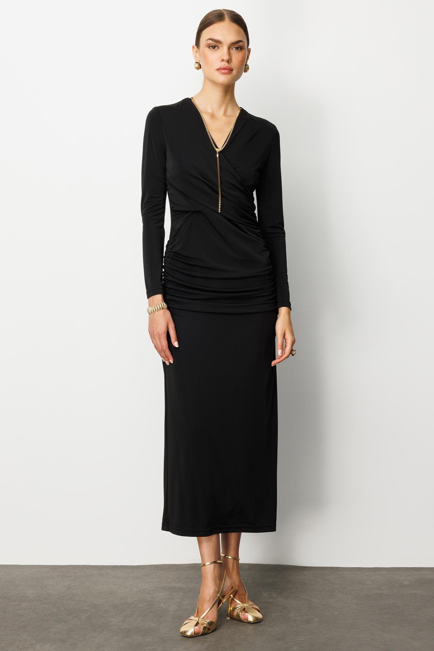 Modailgi  Kruvaze Yakalı Zincir Aksesuarlı Büzgülü Uzun Elbise Siyah