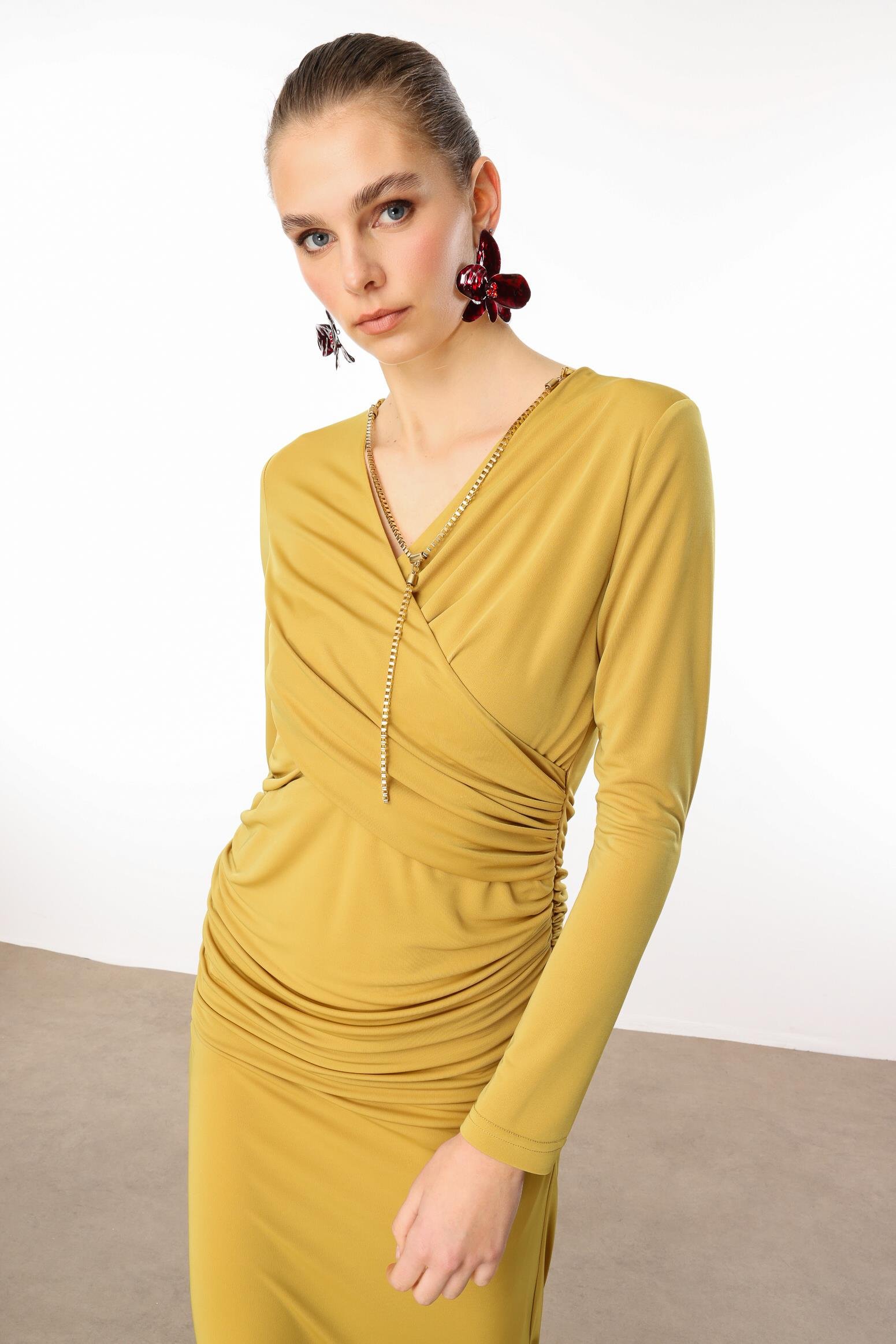 Modailgi  Kruvaze Yakalı Zincir Aksesuarlı Büzgülü Uzun Elbise Safran