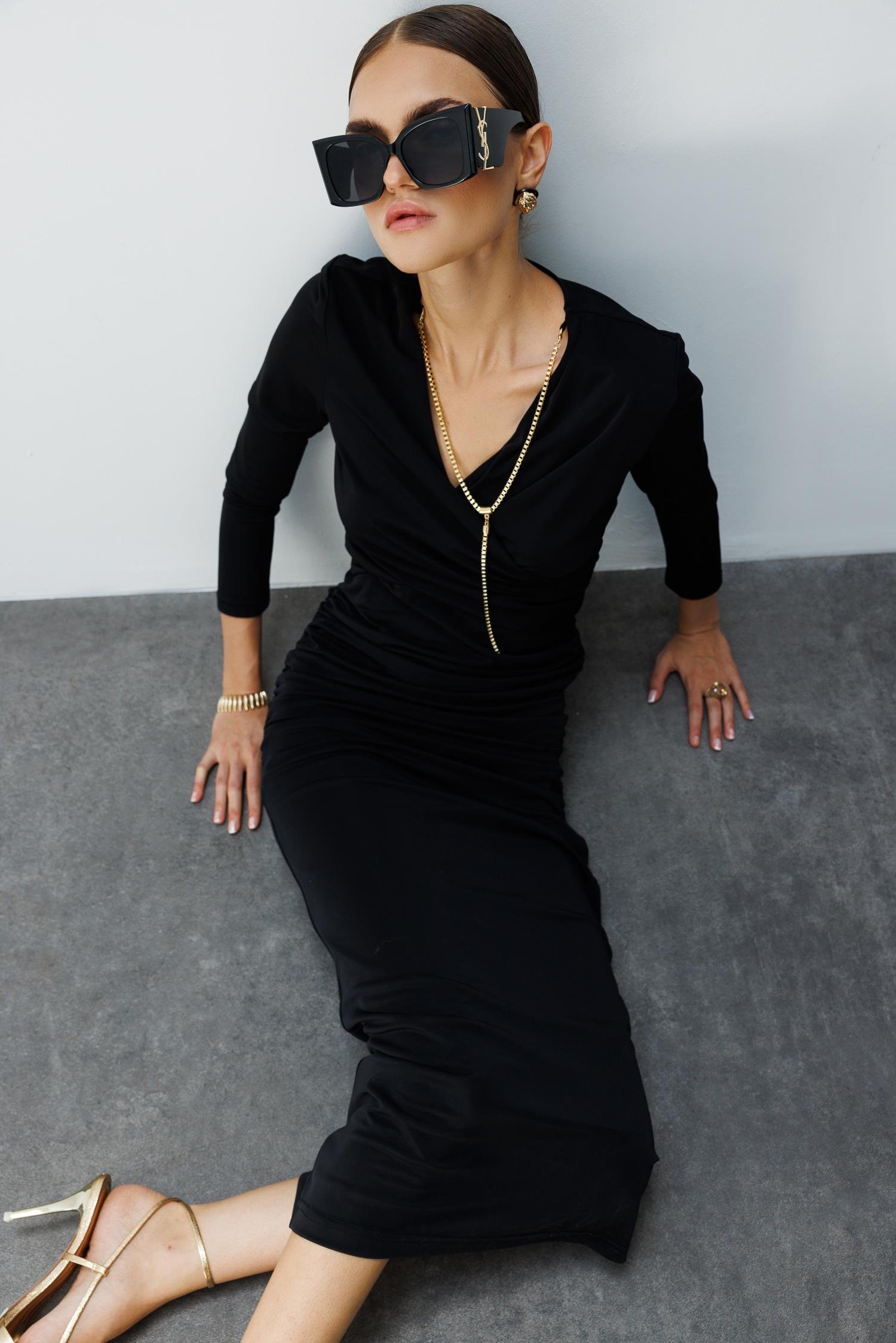 Modailgi  Kruvaze Yakalı Zincir Aksesuarlı Büzgülü Uzun Elbise Siyah