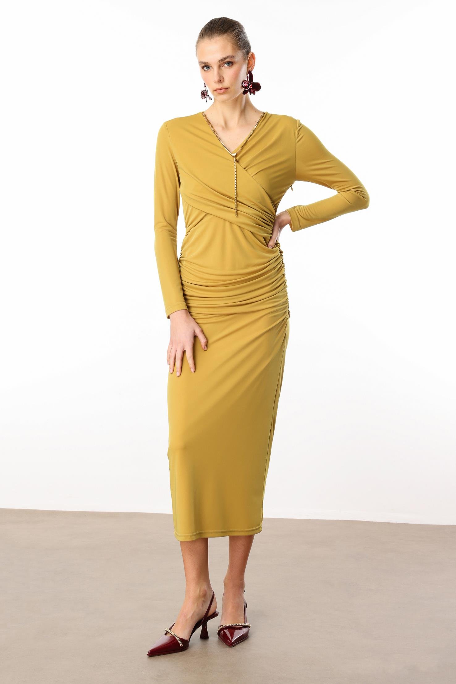 Modailgi  Kruvaze Yakalı Zincir Aksesuarlı Büzgülü Uzun Elbise Safran