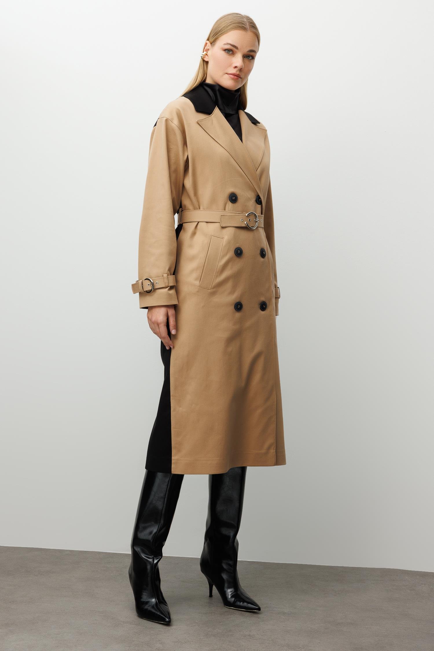 Modailgi  Kumaş Mix Detaylı Kruvaze Kapamalı Kemer Detaylı Oversize Trençkot Camel/Siyah