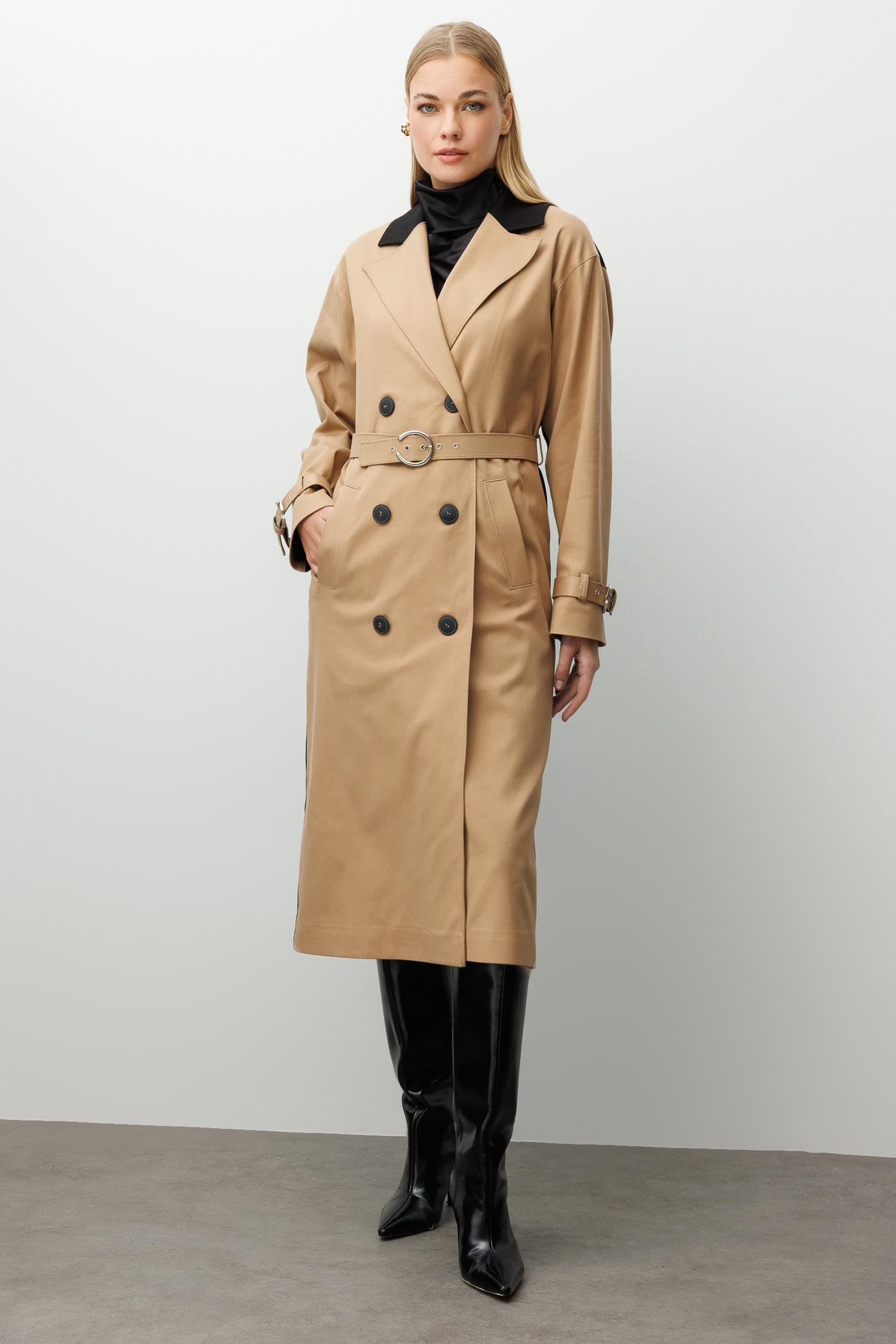 Modailgi  Kumaş Mix Detaylı Kruvaze Kapamalı Kemer Detaylı Oversize Trençkot Camel/Siyah