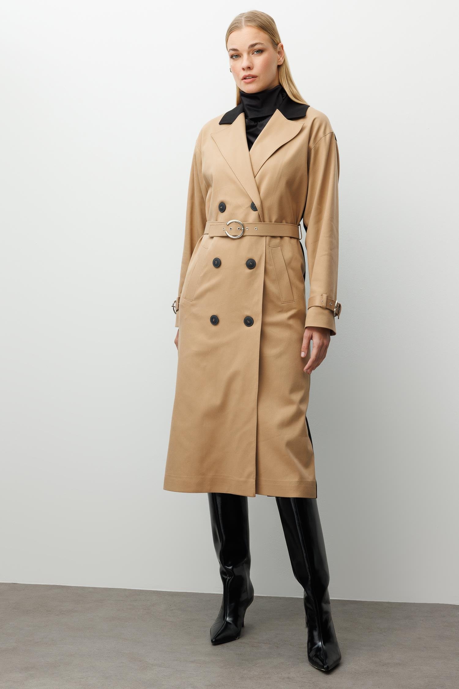 Modailgi  Kumaş Mix Detaylı Kruvaze Kapamalı Kemer Detaylı Oversize Trençkot Camel/Siyah