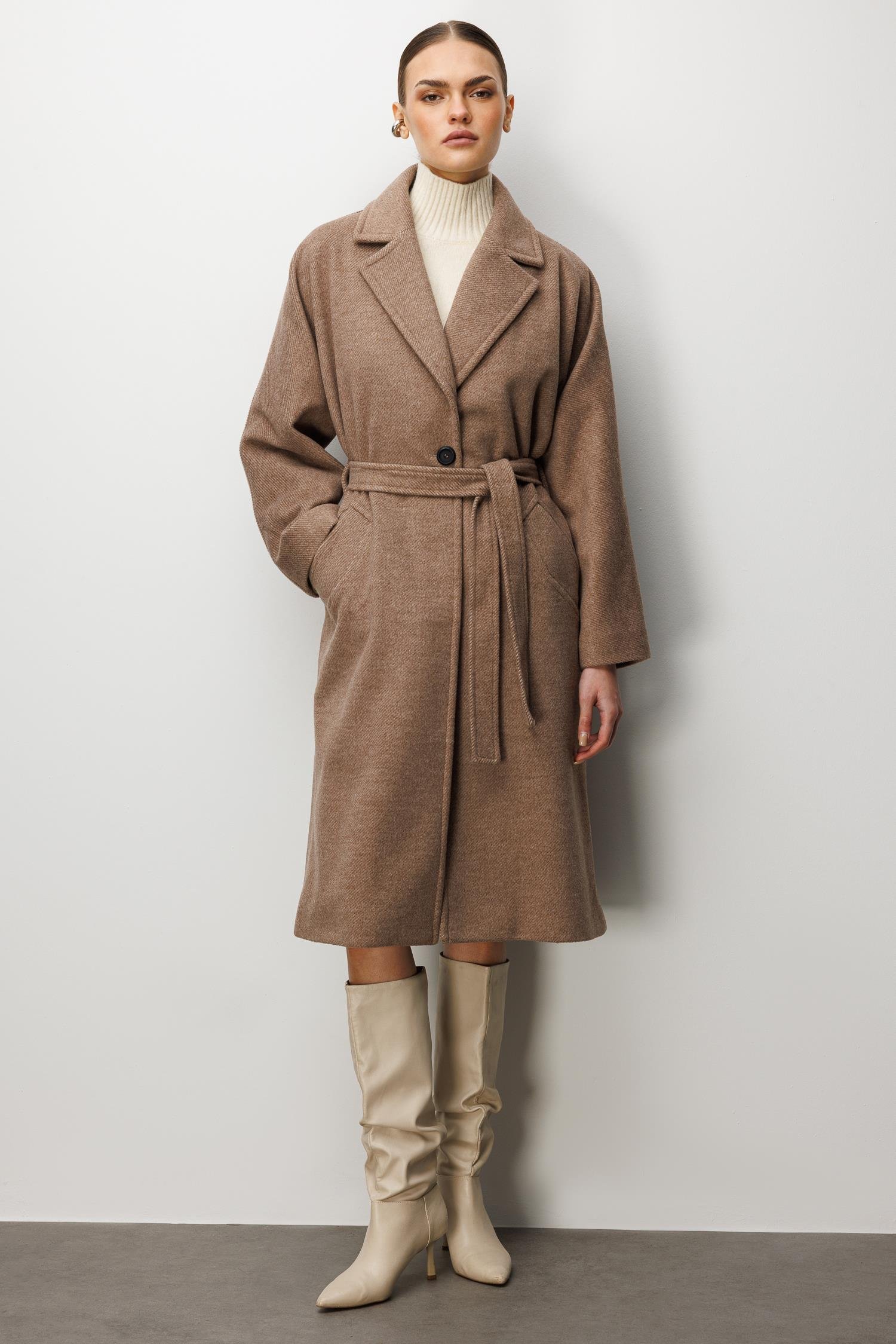 Modailgi  Kuşaklı Tek Düğmeli Diyagonal Çizgili Kaşe Kaban Vizon