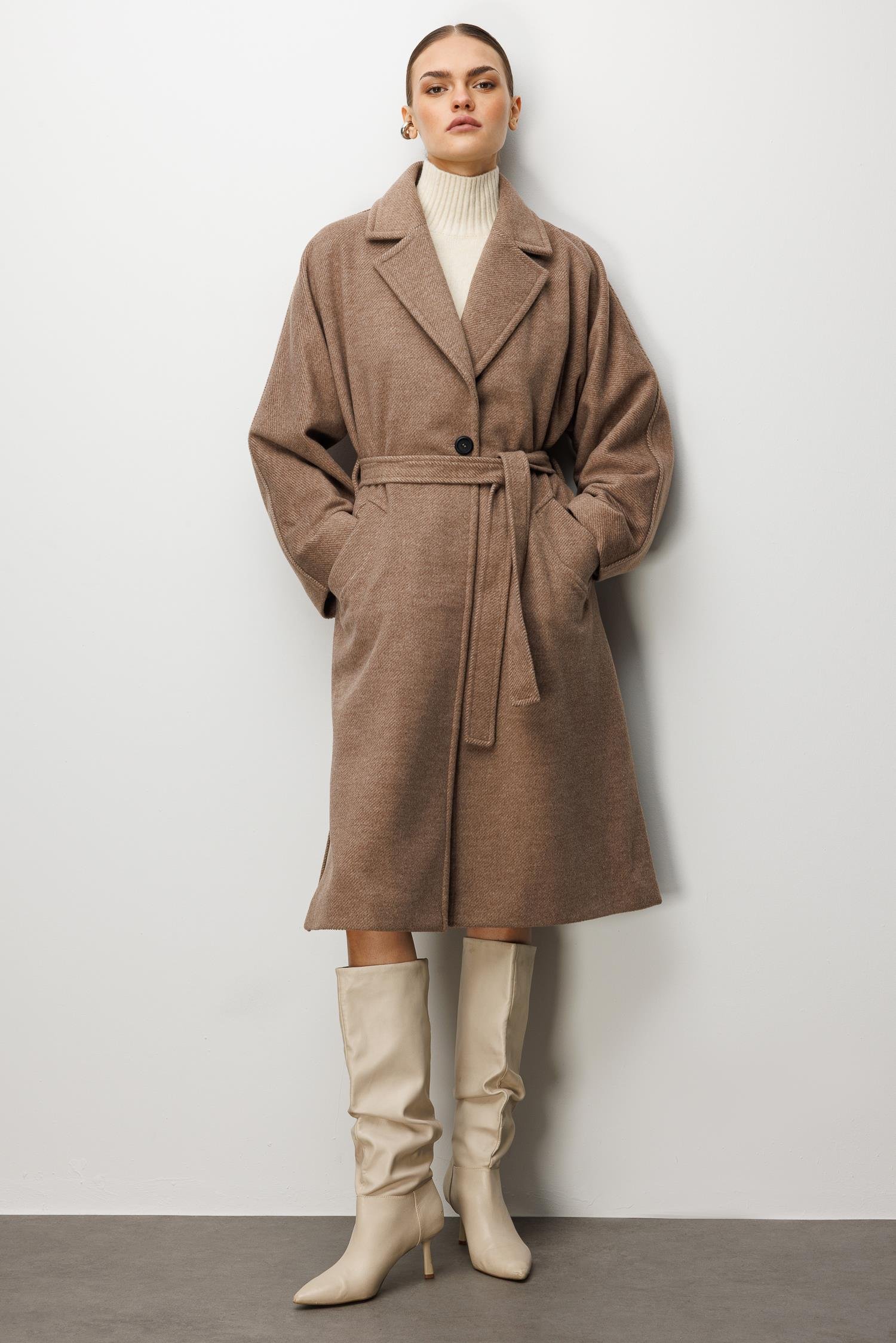 Modailgi  Kuşaklı Tek Düğmeli Diyagonal Çizgili Kaşe Kaban Vizon