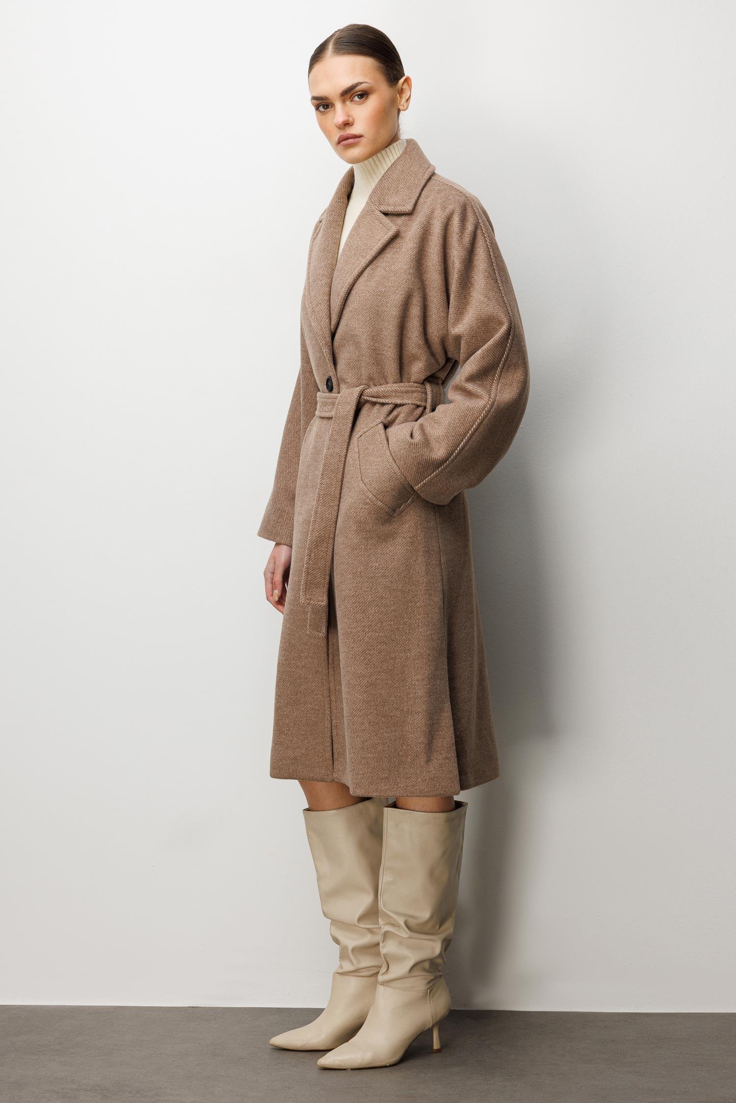 Modailgi  Kuşaklı Tek Düğmeli Diyagonal Çizgili Kaşe Kaban Vizon