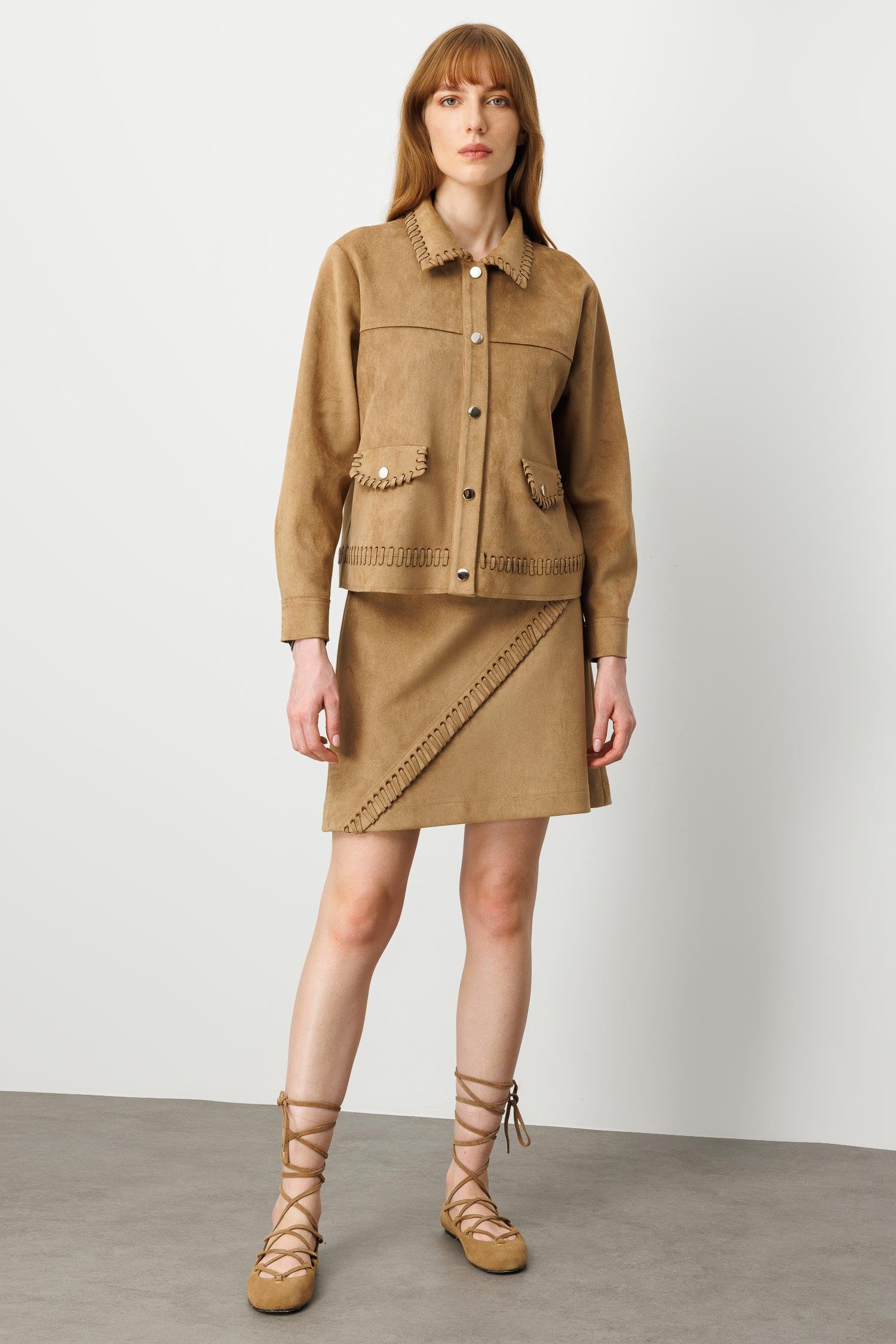 Modailgi  Lazer Kesim Şerit Detaylı Robalı Kısa Süet Mont Vizon