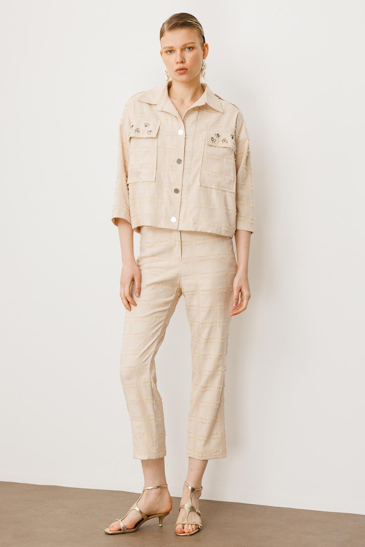 Modailgi  Metal Aksesuar ve İnci Detaylı Düşük Omuzlu Kısa Astarsız Ceket Taş