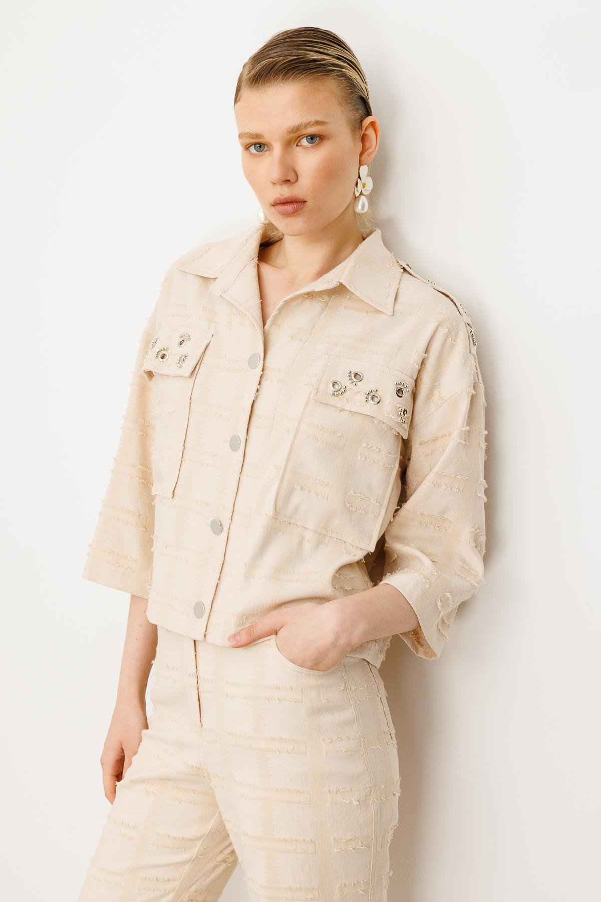 Modailgi  Metal Aksesuar ve İnci Detaylı Düşük Omuzlu Kısa Astarsız Ceket Taş