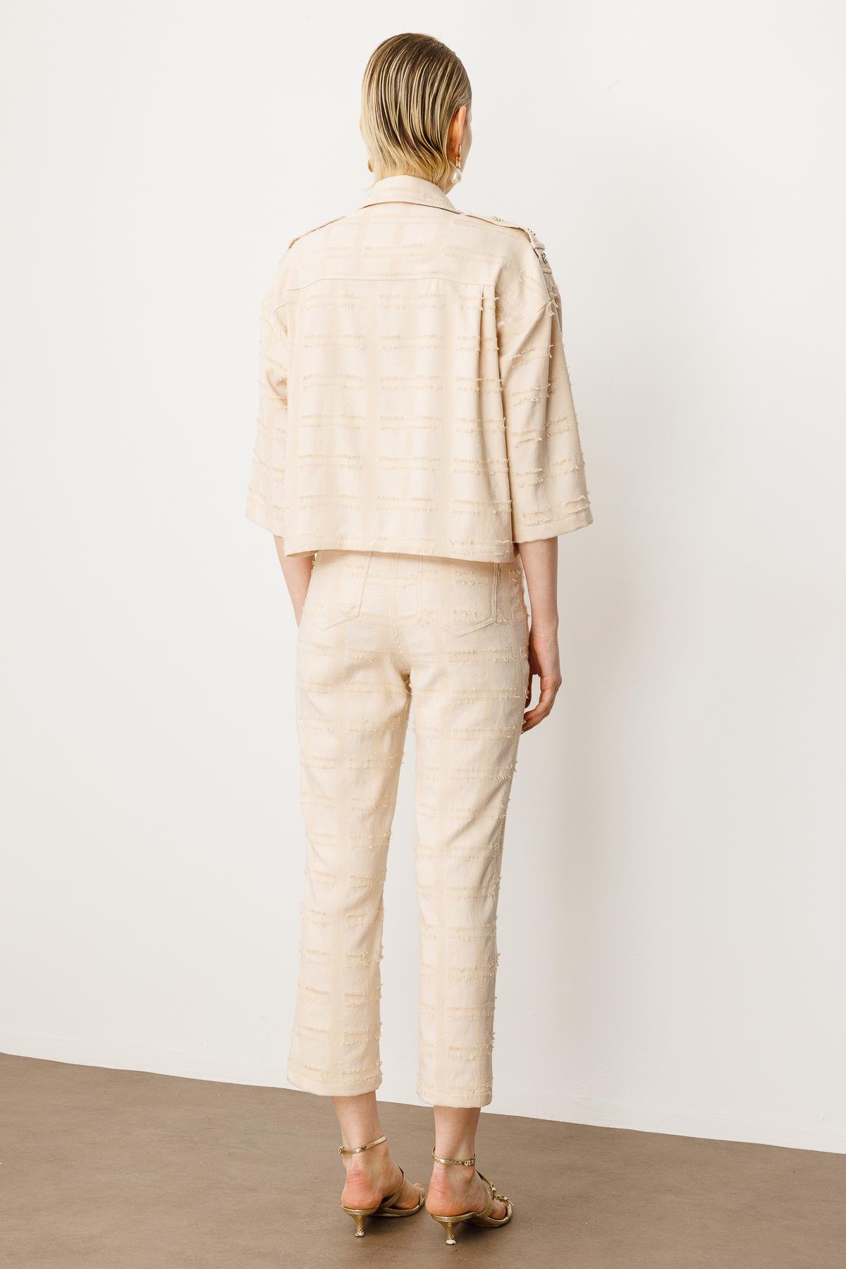 Modailgi  Metal Aksesuar ve İnci Detaylı Düşük Omuzlu Kısa Astarsız Ceket Taş