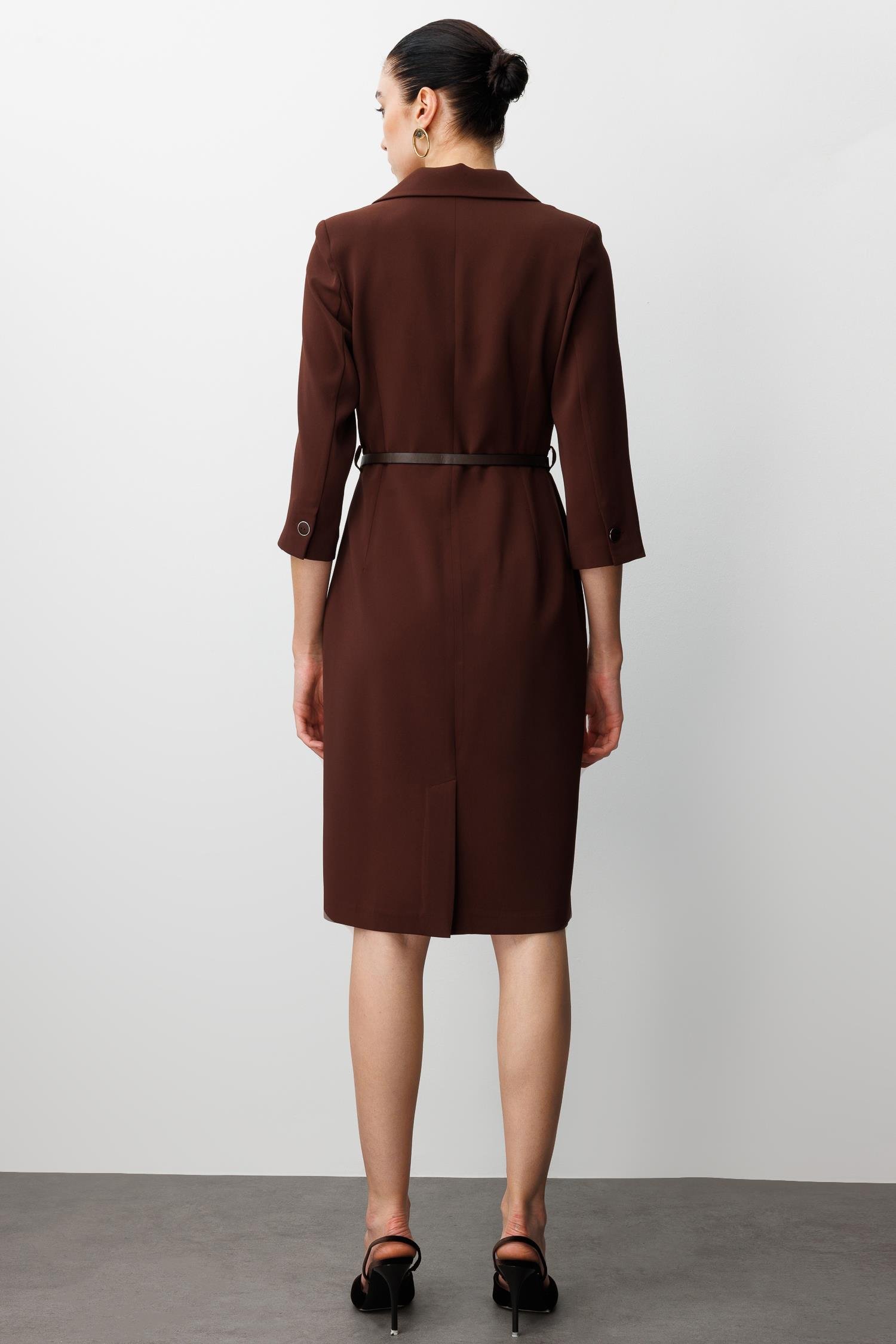 Modailgi  Mono Yaka Beli Kesik Ve Kemer Aksesuarlı Truvakar Kol Elbise Kahve