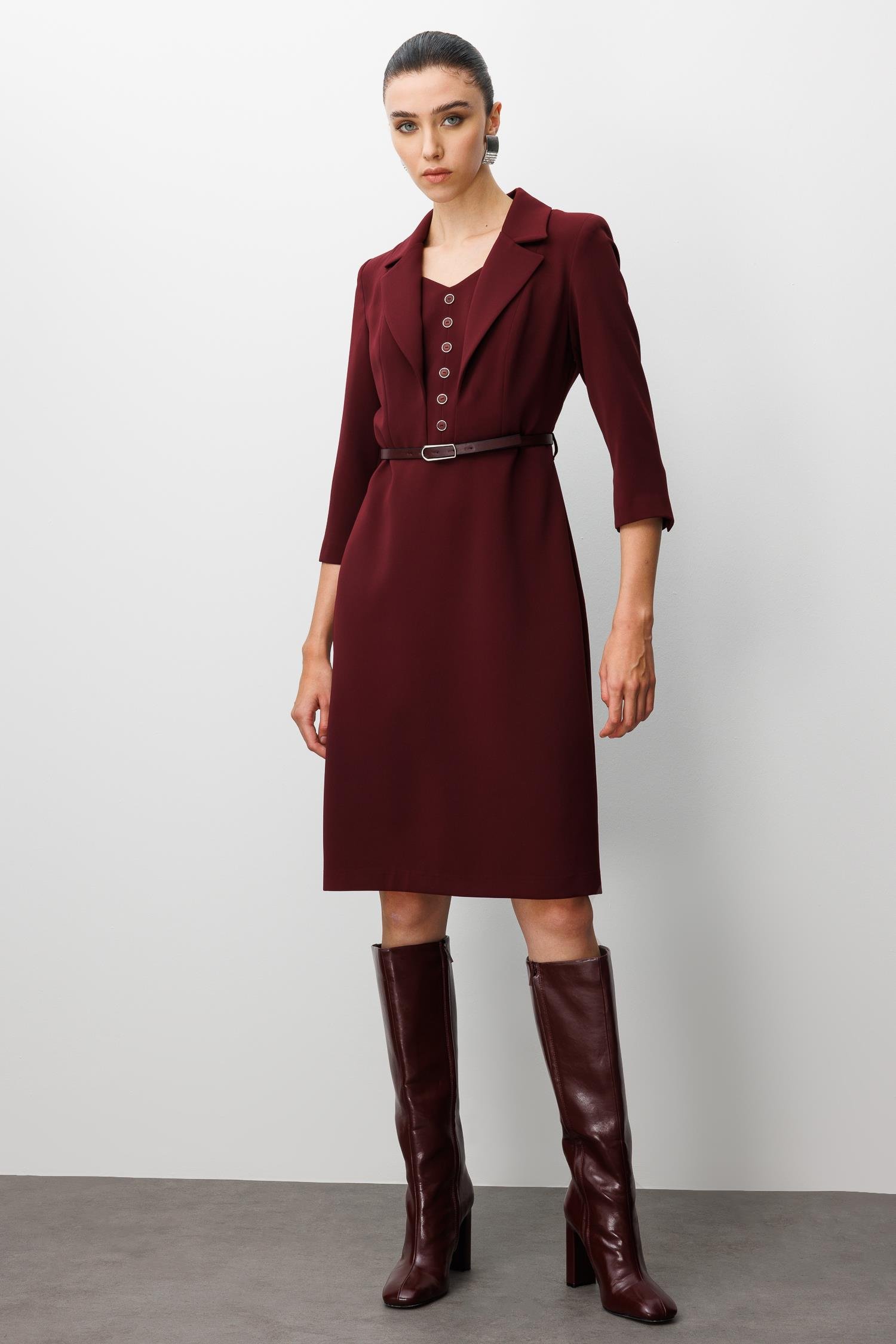 Modailgi  Mono Yaka Beli Kesik Ve Kemer Aksesuarlı Truvakar Kol Elbise Bordo