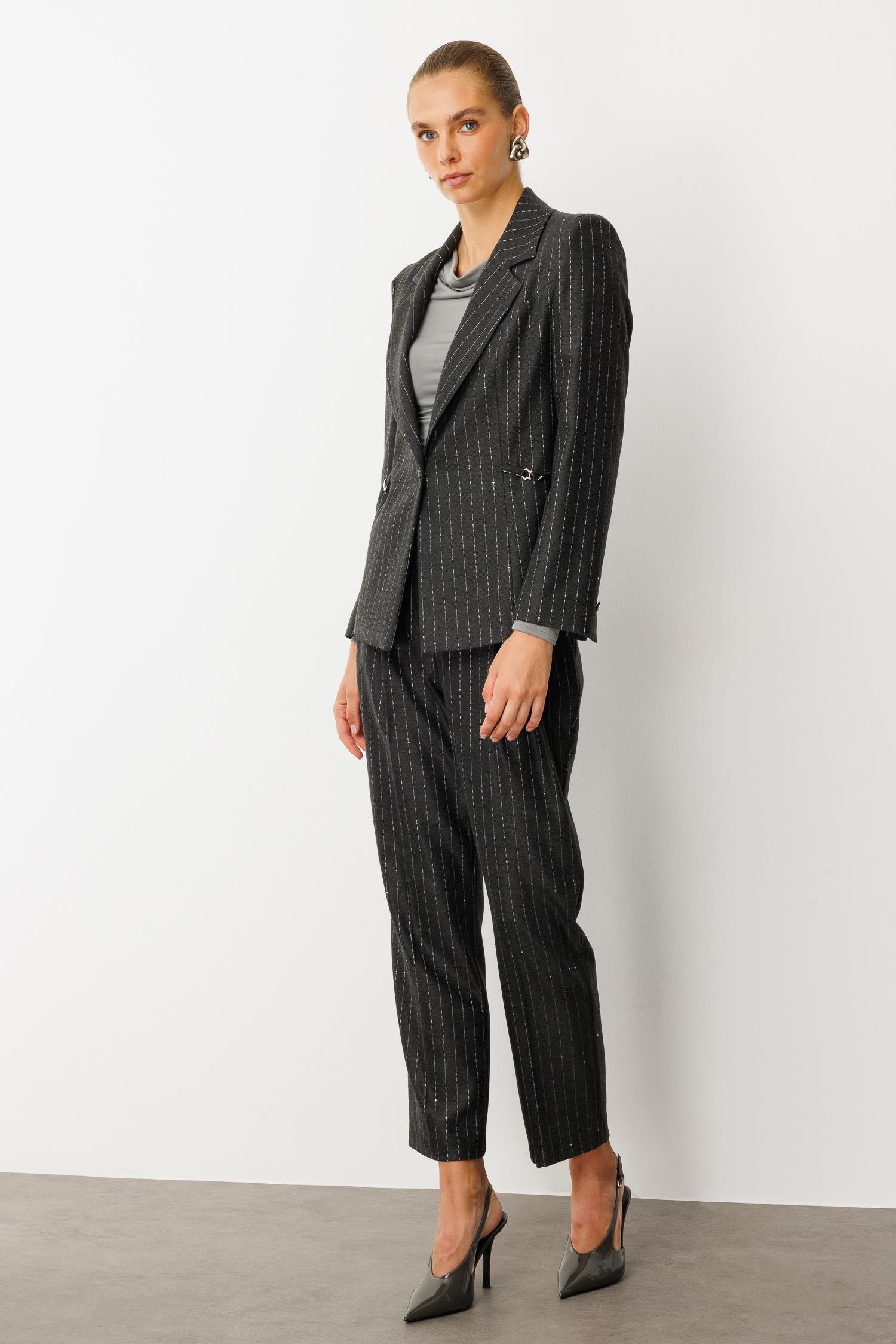 Modailgi  Mono Yaka Tek Düğme Kapamalı Kuptan Metal Aksesuar Detaylı Kısa Ceket - 45004 Siyah