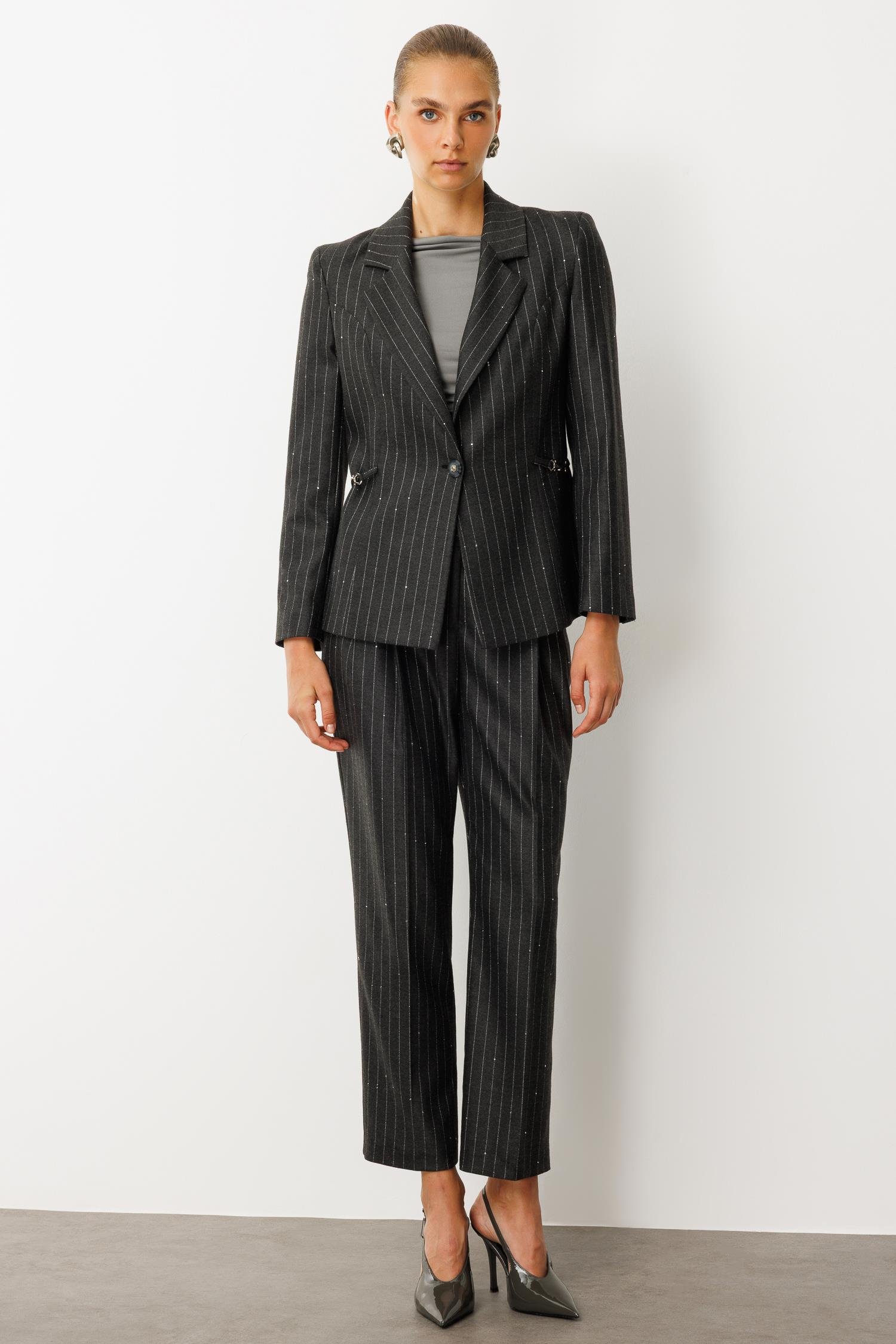 Modailgi  Mono Yaka Tek Düğme Kapamalı Kuptan Metal Aksesuar Detaylı Kısa Ceket - 45004 Siyah