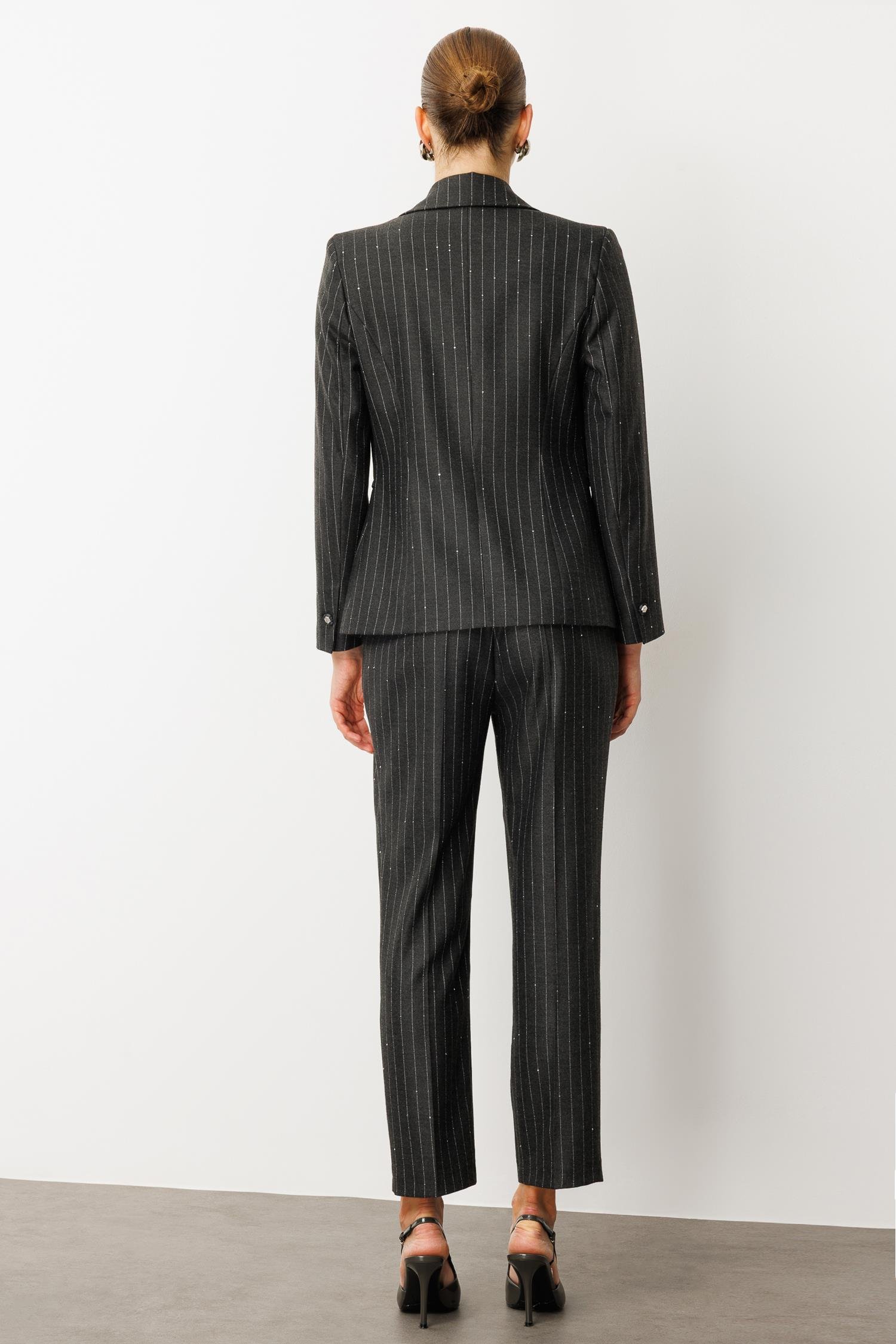 Modailgi  Mono Yaka Tek Düğme Kapamalı Kuptan Metal Aksesuar Detaylı Kısa Ceket - 45004 Siyah