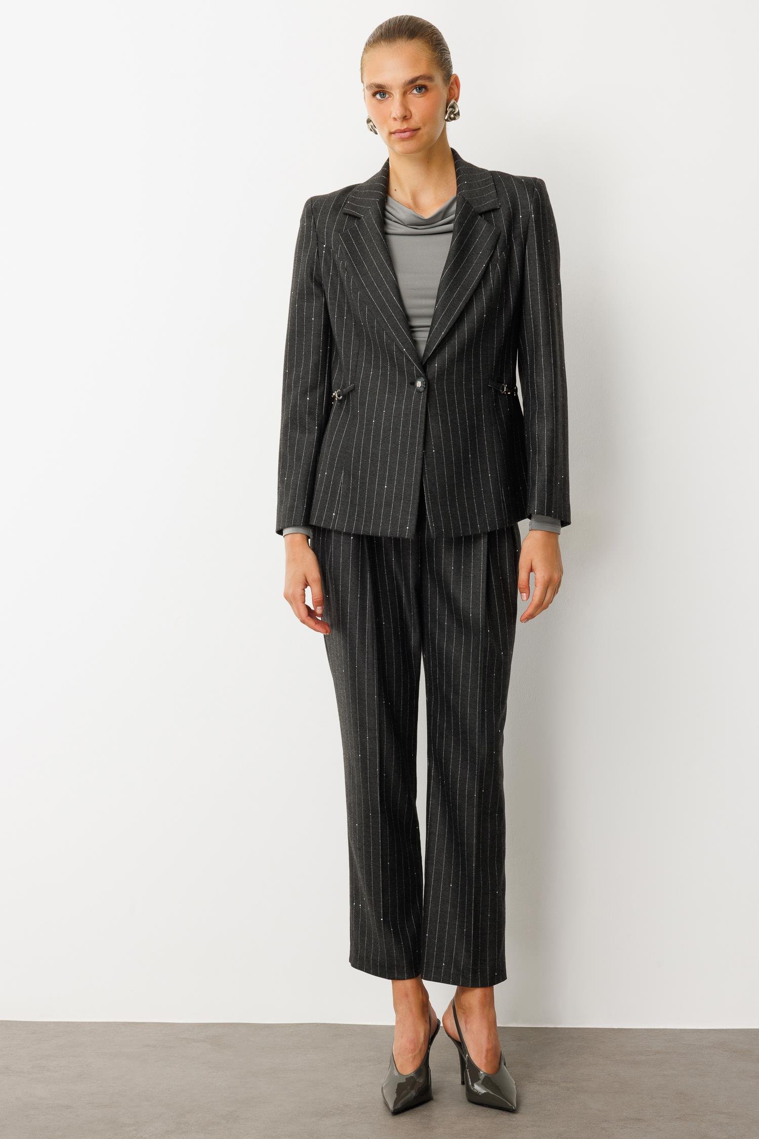 Modailgi  Mono Yaka Tek Düğme Kapamalı Kuptan Metal Aksesuar Detaylı Kısa Ceket - 45004 Siyah