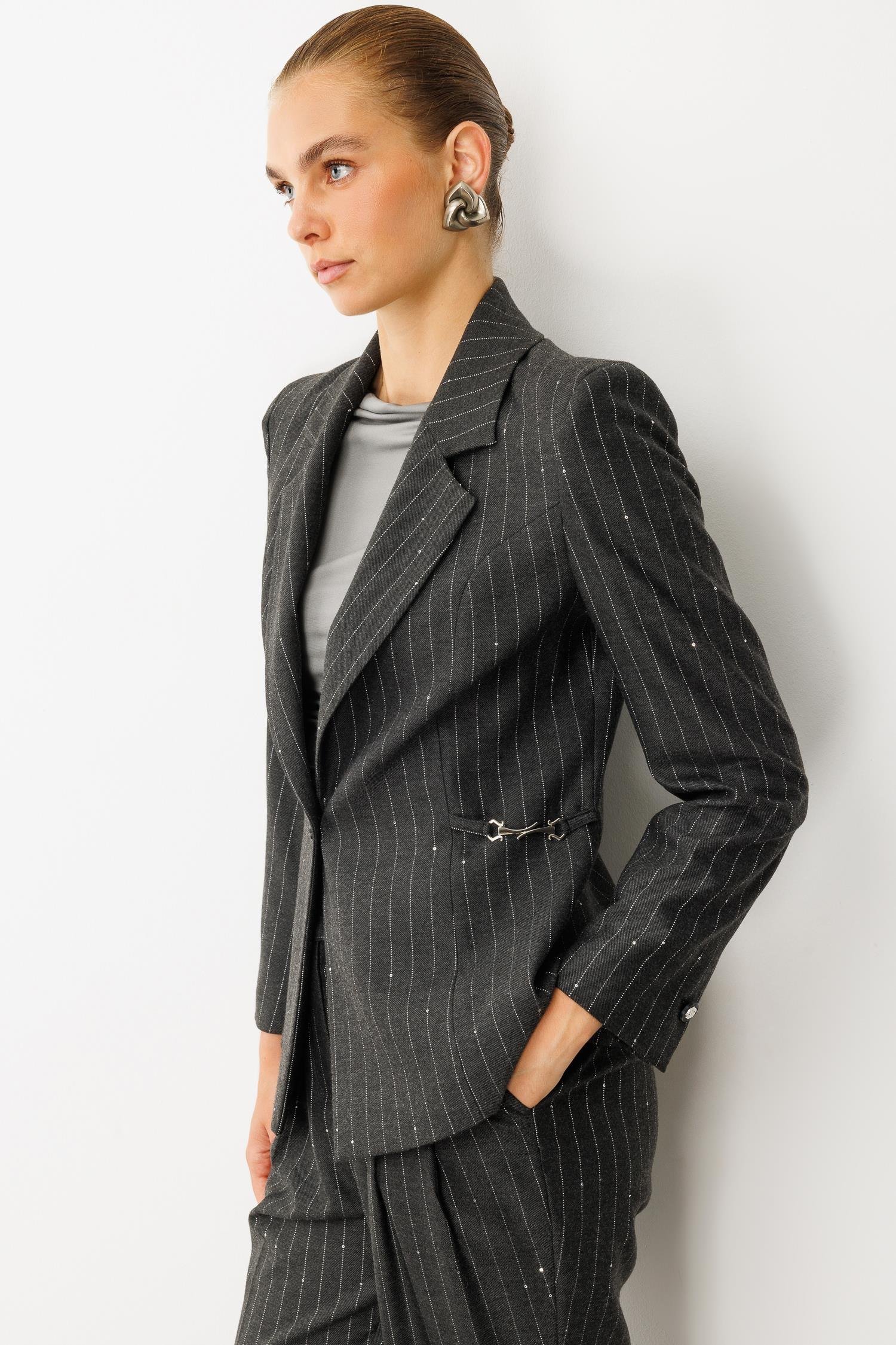 Modailgi  Mono Yaka Tek Düğme Kapamalı Kuptan Metal Aksesuar Detaylı Kısa Ceket - 45004 Siyah