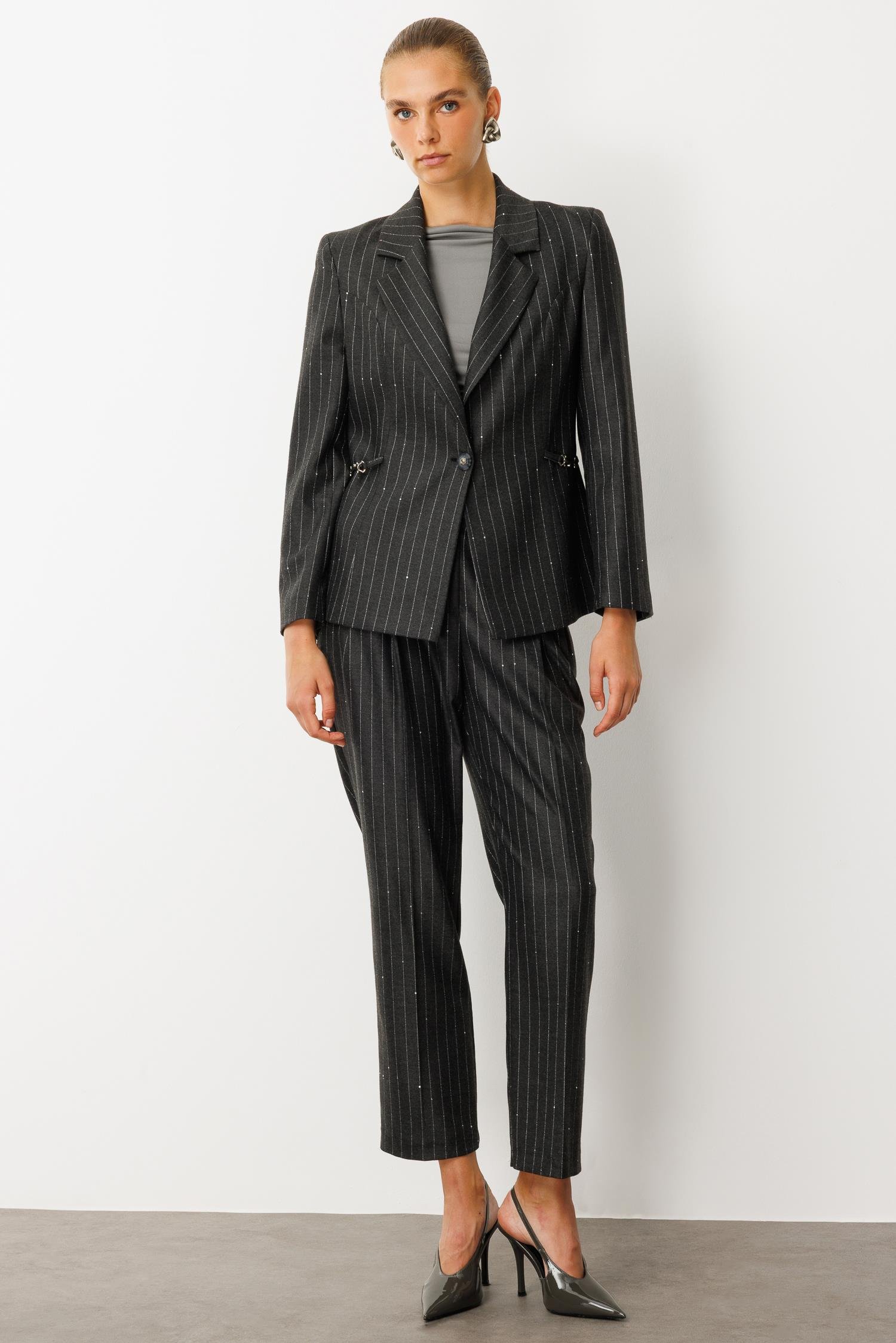 Modailgi  Mono Yaka Tek Düğme Kapamalı Kuptan Metal Aksesuar Detaylı Kısa Ceket - 45004 Siyah