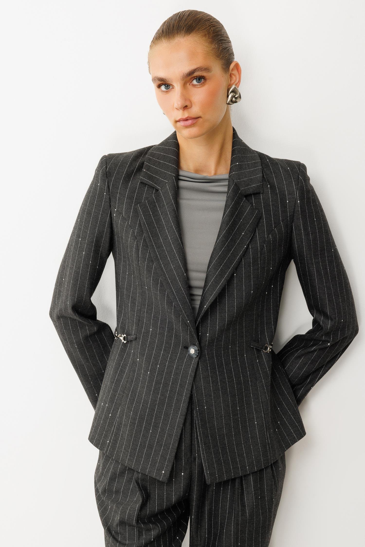 Modailgi  Mono Yaka Tek Düğme Kapamalı Kuptan Metal Aksesuar Detaylı Kısa Ceket - 45004 Siyah