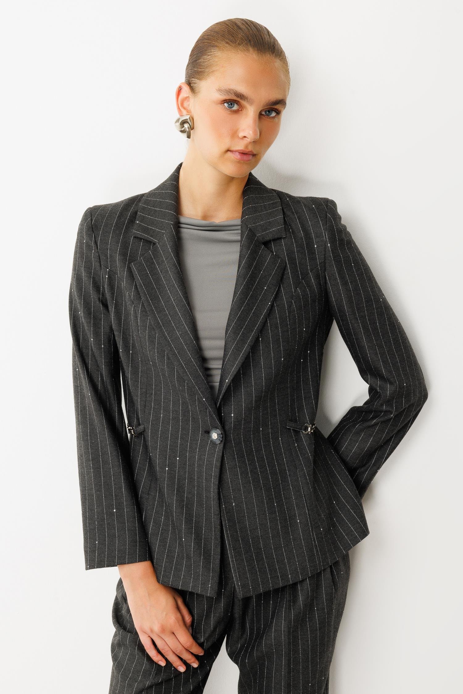 Modailgi  Mono Yaka Tek Düğme Kapamalı Kuptan Metal Aksesuar Detaylı Kısa Ceket - 45004 Siyah