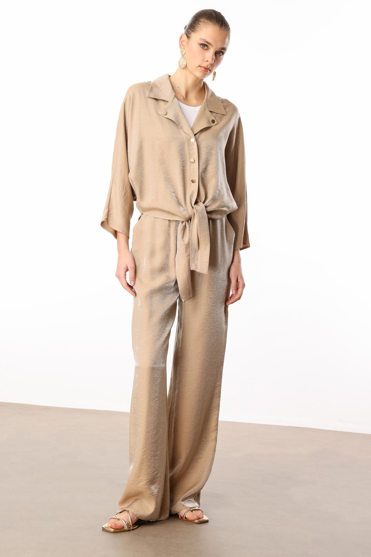 Modailgi  Mono Yaka Yarasa Kol Önden Bağlama Detaylı Kısa Gömlek Camel