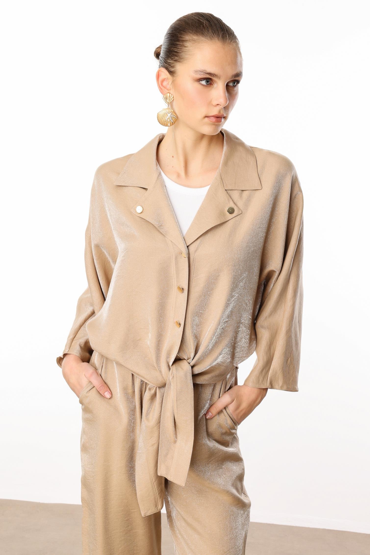 Modailgi  Mono Yaka Yarasa Kol Önden Bağlama Detaylı Kısa Gömlek Camel