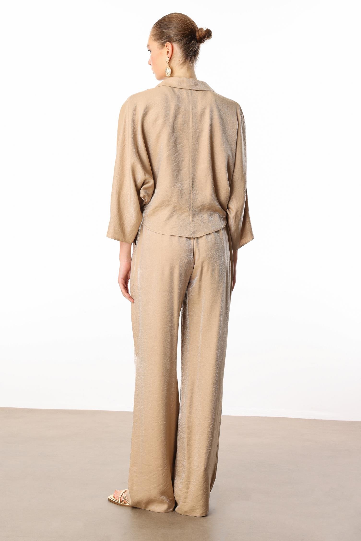 Modailgi  Mono Yaka Yarasa Kol Önden Bağlama Detaylı Kısa Gömlek Camel