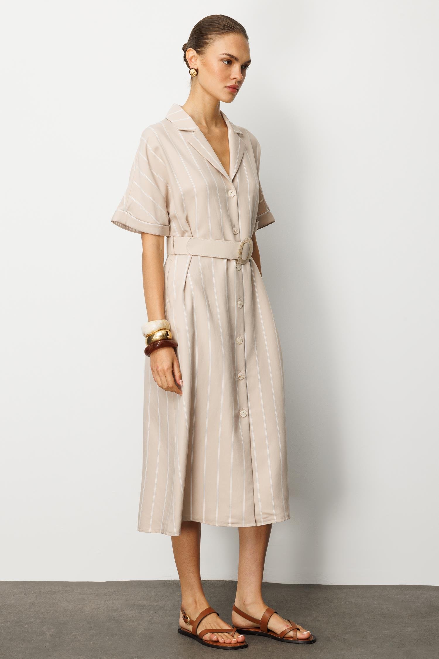 Modailgi  Mono Yaka Yarasa ve Duble Kol Yandan Cepli Kemer Detaylı Midi Boy Elbise Taş