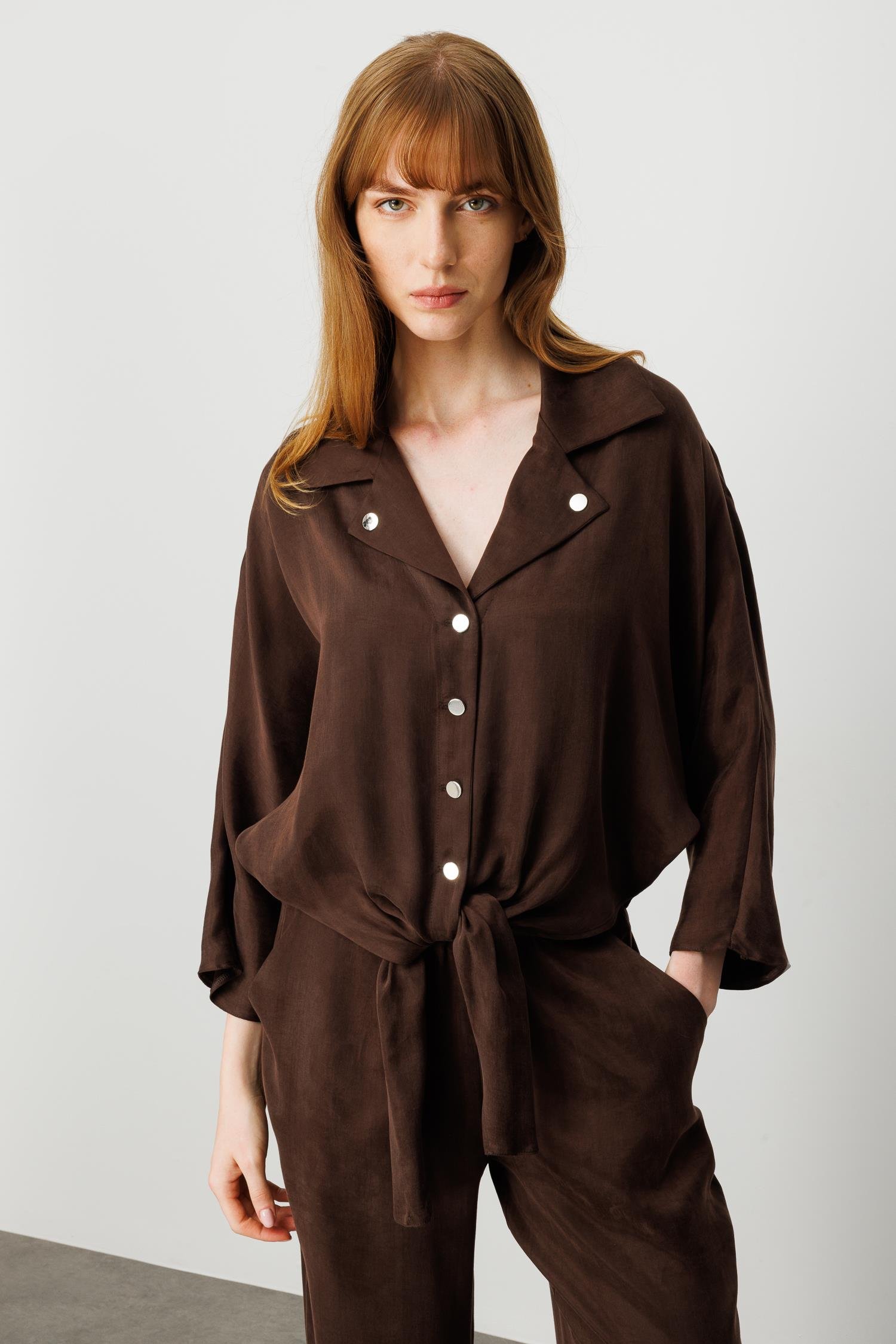 Modailgi  Mono Yakalı Yarasa Kol Önden Bağlama Detaylı Kısa Gömlek - 40025 Kahve