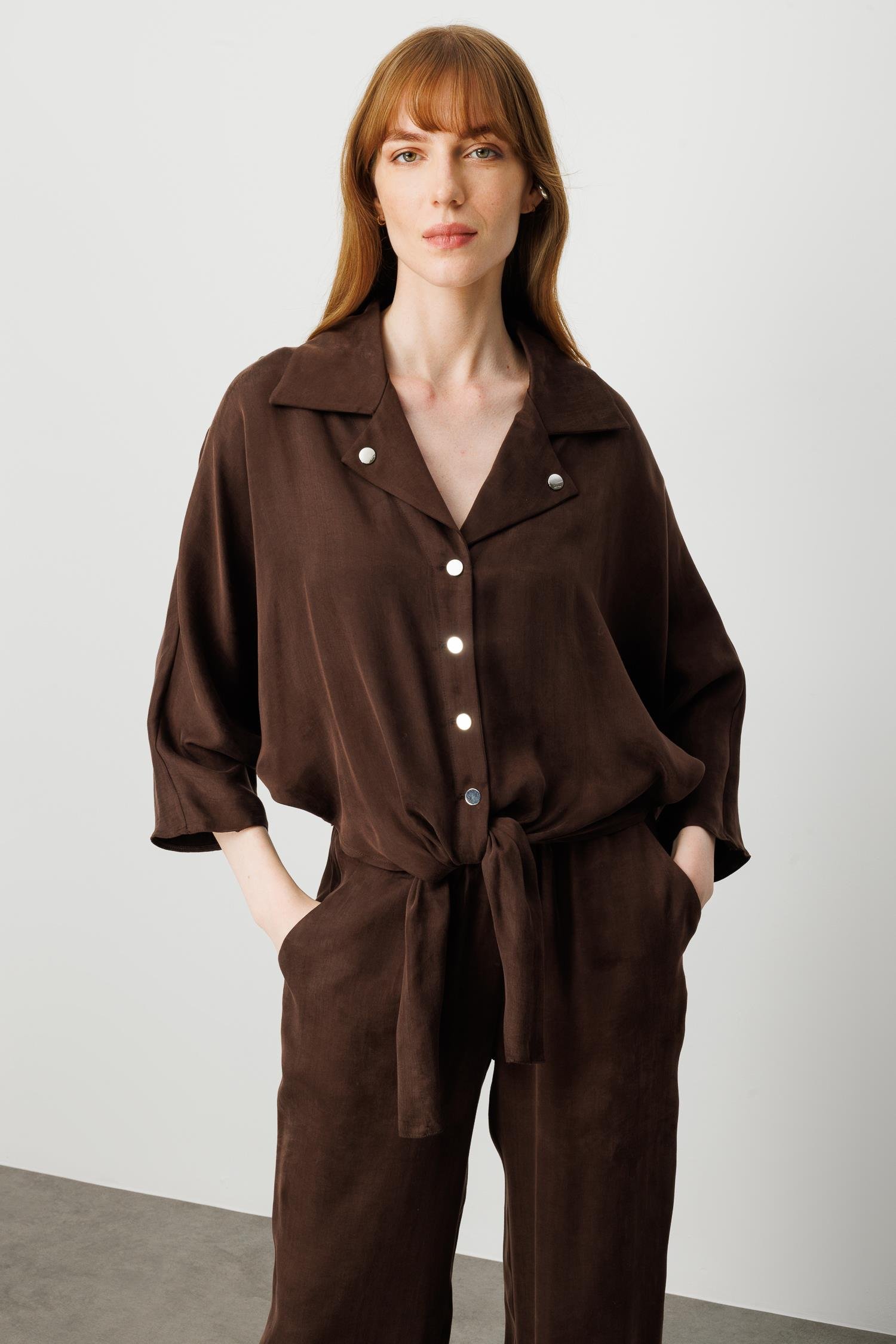 Modailgi  Mono Yakalı Yarasa Kol Önden Bağlama Detaylı Kısa Gömlek - 40025 Kahve