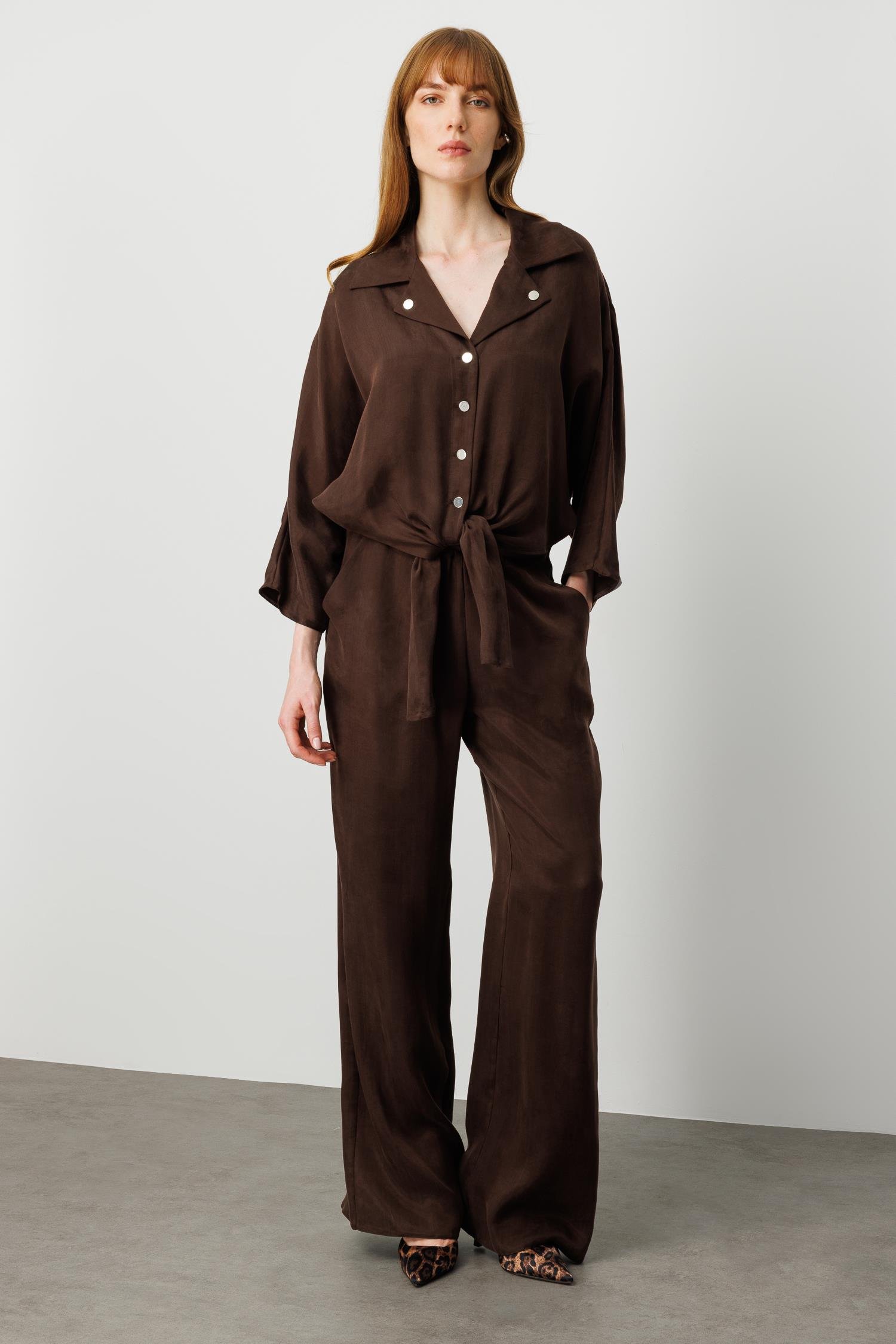 Modailgi  Mono Yakalı Yarasa Kol Önden Bağlama Detaylı Kısa Gömlek - 40025 Kahve