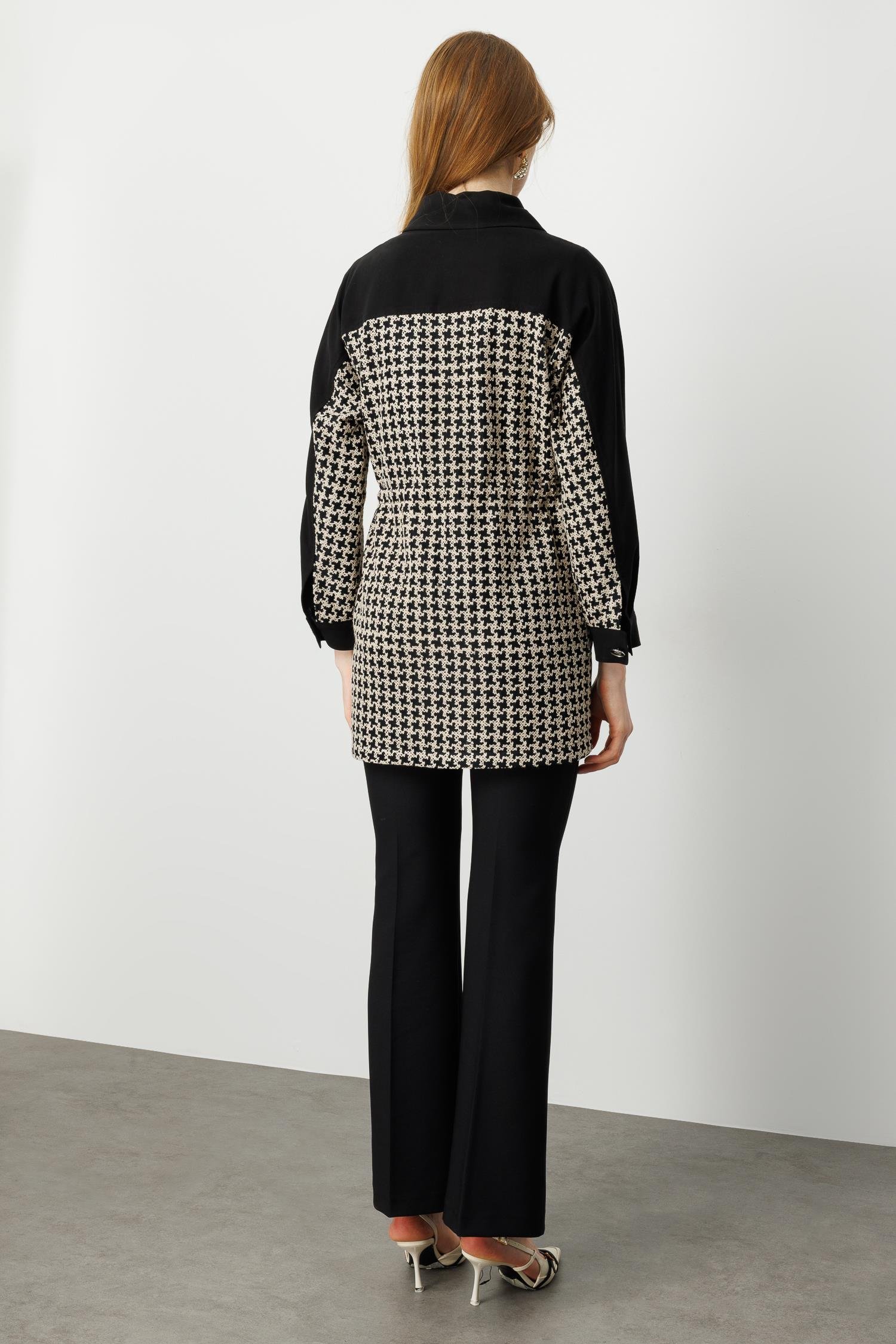 Modailgi  Nakışlı Kumaş İle Garni Detaylı Belde Tünel Bağcıklı Bedeni Kesikli Tunik Kap Siyah