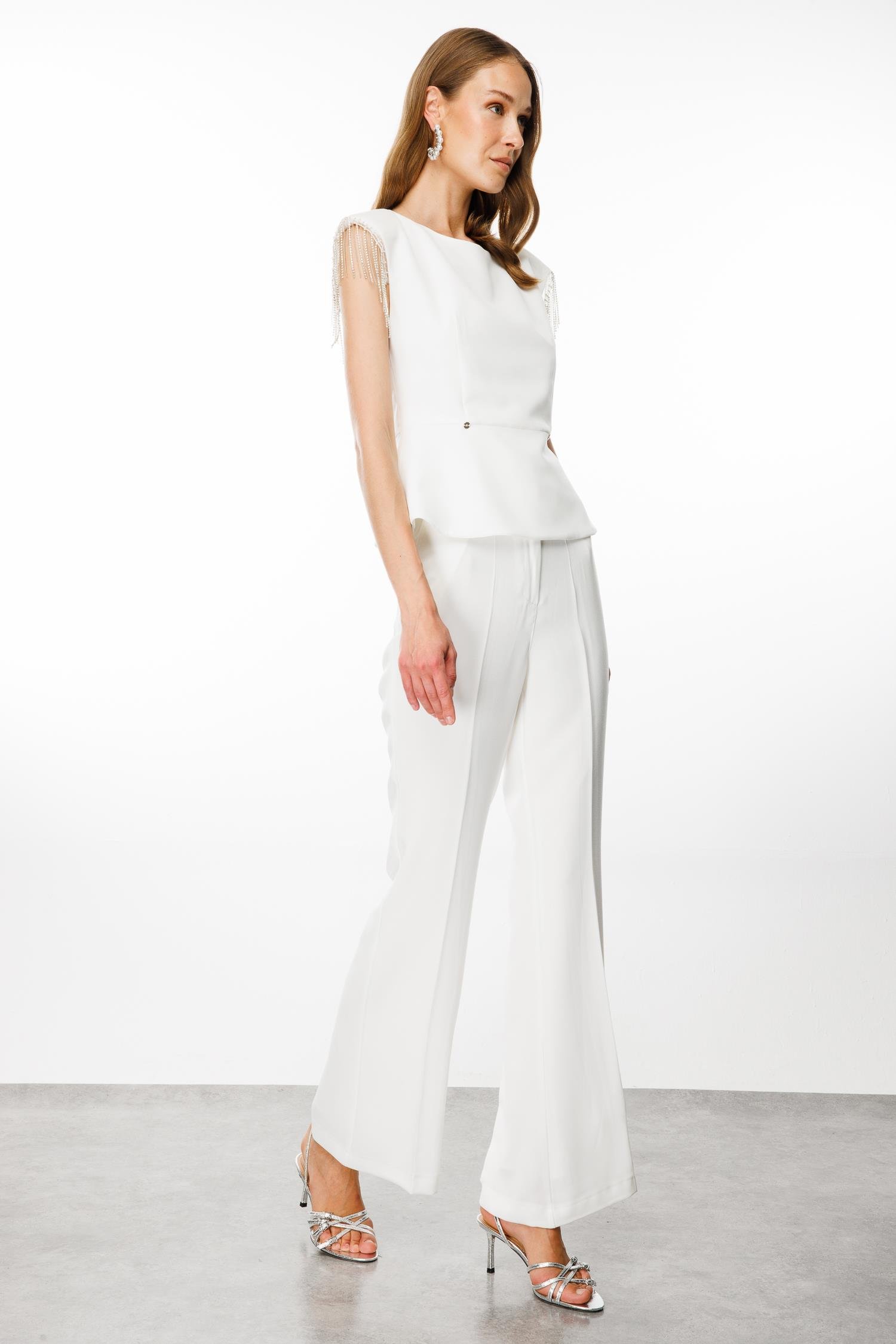 Modailgi  Omuzdan Taş Püsküllü Beli Zincir Detaylı Kolsuz Bluz Ekru