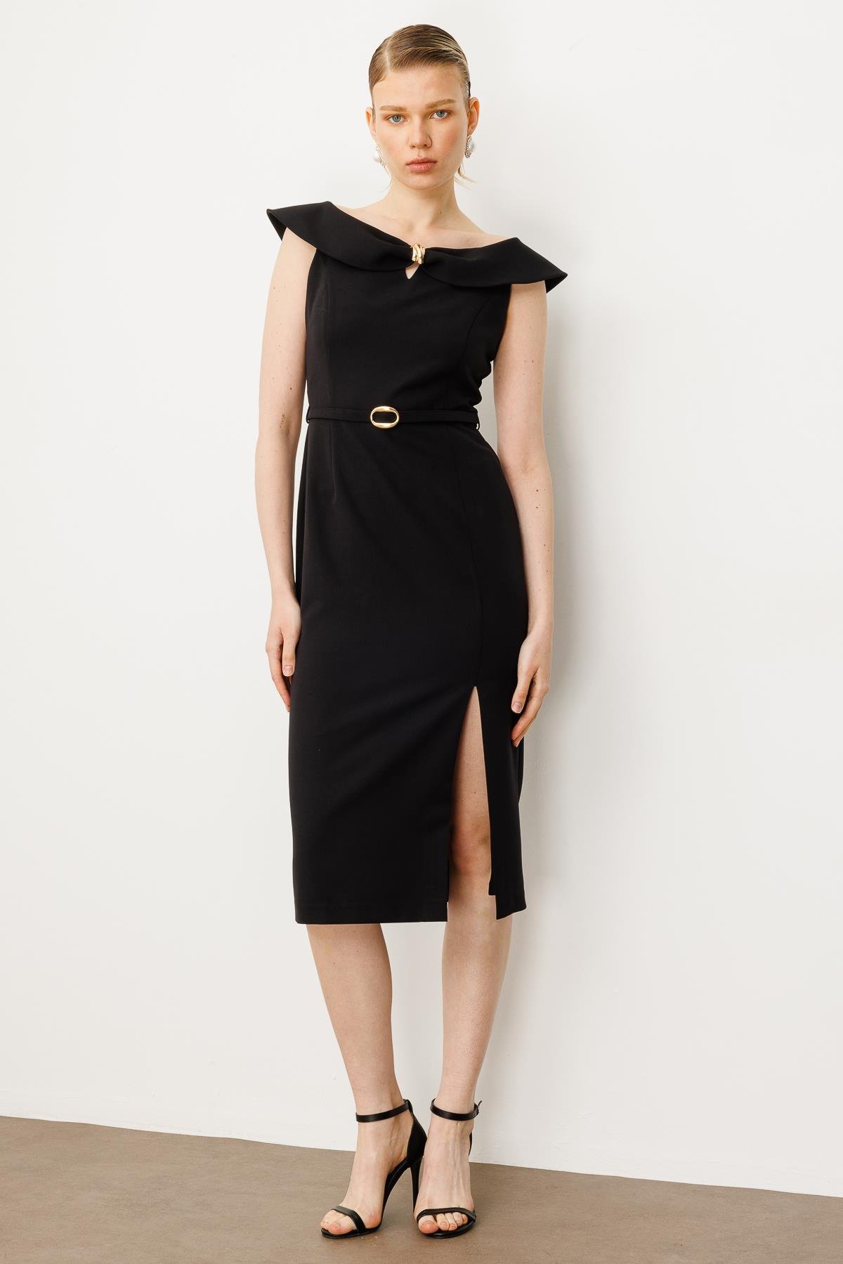 Modailgi  Omuzları Açık Kelebek Yaka Metal Aksesuar ve Kemer Detaylı Önden Yırtmaçlı Elbise Siyah