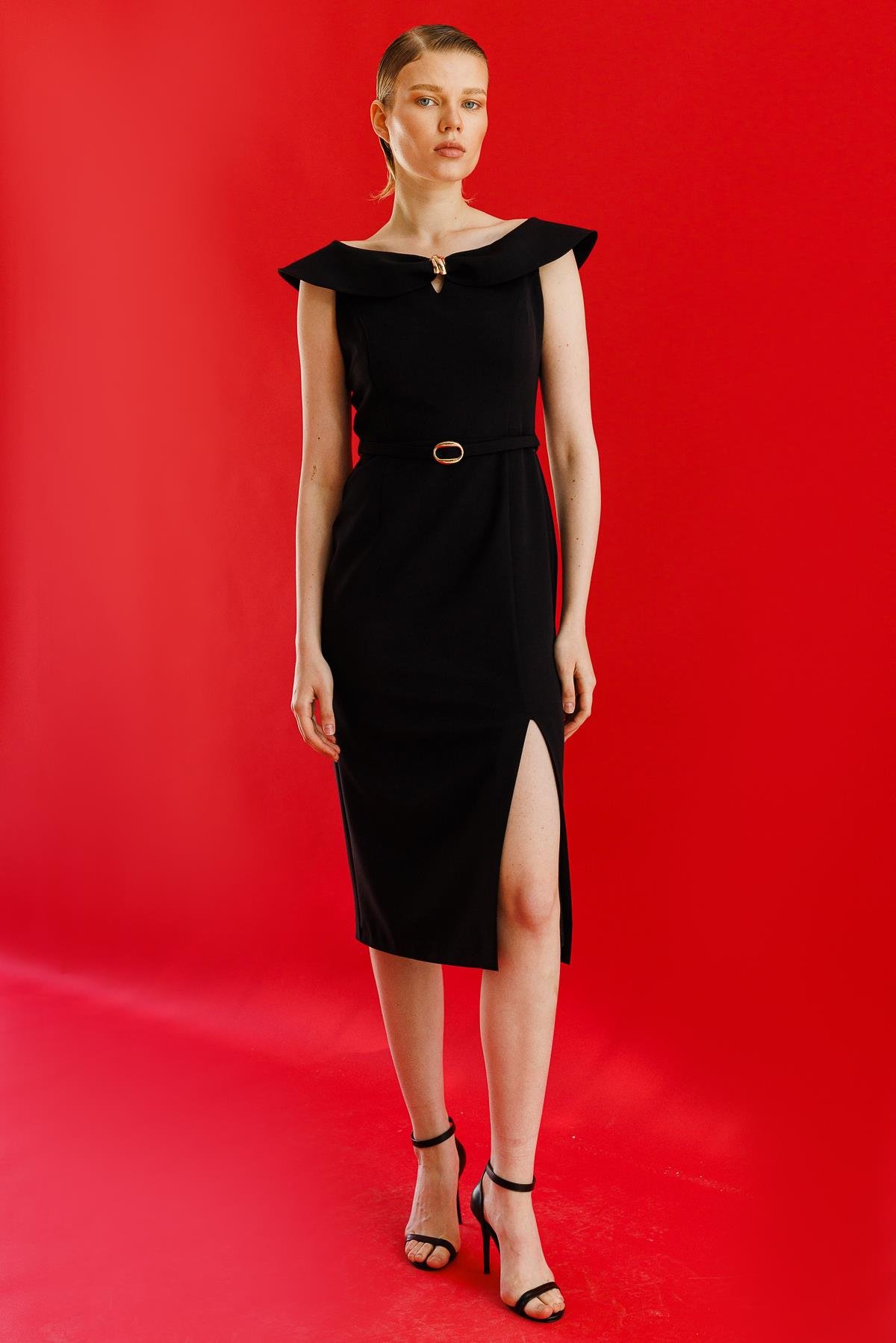 Modailgi  Omuzları Açık Kelebek Yaka Metal Aksesuar ve Kemer Detaylı Önden Yırtmaçlı Elbise Siyah